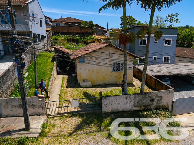 BAIRRO PARANAGUAMIRIM: TERRENO COM POTENCIAL INCRÍVEL - ESTUDA PERMUTA
Explore as possibilidades neste terreno de 390m² no bairro Paranaguamirim, com 13 metros de frente e 30 metros nas laterais. Com uma área construída de 150m², o imóvel atual é ideal para demolição, abrindo espaço para um projeto inovador.
Espaço e Liberdade para Criar
Este terreno com aclive suave é uma tela em branco para investidores e construtores. Imagine desenvolver um projeto residencial ou comercial que atenda às necessidades do bairro em crescimento.
Localização Estratégica em Paranaguamirim
Situado no bairro Paranaguamirim, este terreno oferece acesso fácil a diversas comodidades locais. A região está em constante desenvolvimento, prometendo valorização e oportunidades.
636 Negócios Imobiliários: Parceiro Ideal para Seu Investimento
Com mais de 30 anos de experiência, a 636 Negócios Imobiliários é especialista em identificar oportunidades de investimento como esta. Estamos prontos para ajudá-lo a explorar todo o potencial deste terreno. Entre em contato pelo telefone (47) 3451-0636 ou WhatsApp (47) 99190-0636 e descubra como podemos transformar este terreno em seu próximo grande projeto!