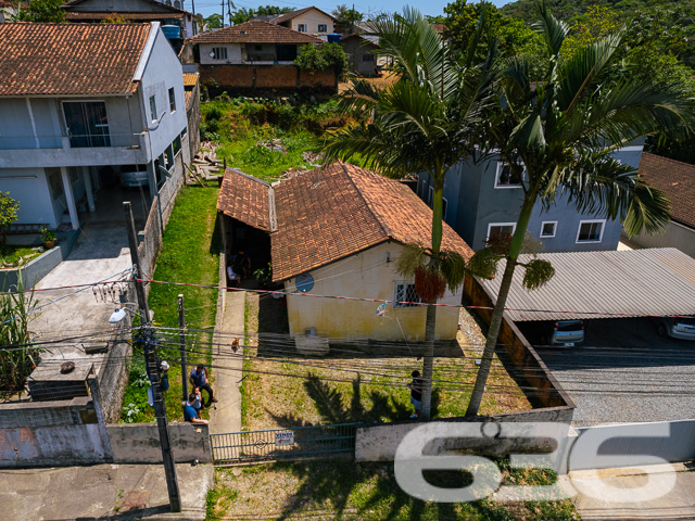 BAIRRO PARANAGUAMIRIM: TERRENO COM POTENCIAL INCRÍVEL - ESTUDA PERMUTA
Explore as possibilidades neste terreno de 390m² no bairro Paranaguamirim, com 13 metros de frente e 30 metros nas laterais. Com uma área construída de 150m², o imóvel atual é ideal para demolição, abrindo espaço para um projeto inovador.
Espaço e Liberdade para Criar
Este terreno com aclive suave é uma tela em branco para investidores e construtores. Imagine desenvolver um projeto residencial ou comercial que atenda às necessidades do bairro em crescimento.
Localização Estratégica em Paranaguamirim
Situado no bairro Paranaguamirim, este terreno oferece acesso fácil a diversas comodidades locais. A região está em constante desenvolvimento, prometendo valorização e oportunidades.
636 Negócios Imobiliários: Parceiro Ideal para Seu Investimento
Com mais de 30 anos de experiência, a 636 Negócios Imobiliários é especialista em identificar oportunidades de investimento como esta. Estamos prontos para ajudá-lo a explorar todo o potencial deste terreno. Entre em contato pelo telefone (47) 3451-0636 ou WhatsApp (47) 99190-0636 e descubra como podemos transformar este terreno em seu próximo grande projeto!