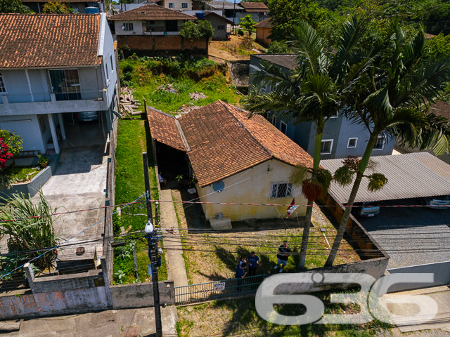 BAIRRO PARANAGUAMIRIM: TERRENO COM POTENCIAL INCRÍVEL - ESTUDA PERMUTA
Explore as possibilidades neste terreno de 390m² no bairro Paranaguamirim, com 13 metros de frente e 30 metros nas laterais. Com uma área construída de 150m², o imóvel atual é ideal para demolição, abrindo espaço para um projeto inovador.
Espaço e Liberdade para Criar
Este terreno com aclive suave é uma tela em branco para investidores e construtores. Imagine desenvolver um projeto residencial ou comercial que atenda às necessidades do bairro em crescimento.
Localização Estratégica em Paranaguamirim
Situado no bairro Paranaguamirim, este terreno oferece acesso fácil a diversas comodidades locais. A região está em constante desenvolvimento, prometendo valorização e oportunidades.
636 Negócios Imobiliários: Parceiro Ideal para Seu Investimento
Com mais de 30 anos de experiência, a 636 Negócios Imobiliários é especialista em identificar oportunidades de investimento como esta. Estamos prontos para ajudá-lo a explorar todo o potencial deste terreno. Entre em contato pelo telefone (47) 3451-0636 ou WhatsApp (47) 99190-0636 e descubra como podemos transformar este terreno em seu próximo grande projeto!