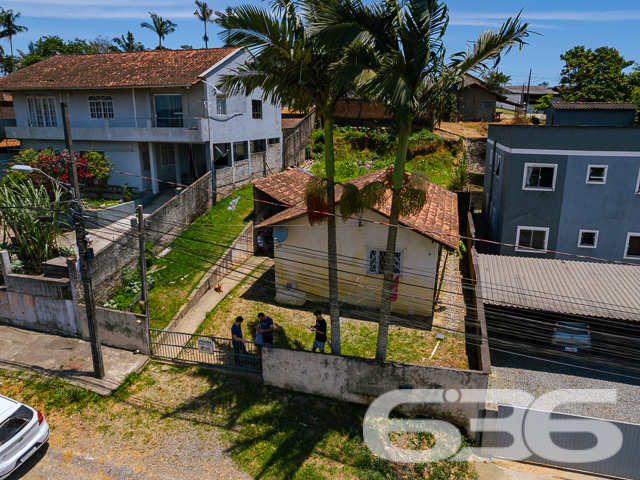 BAIRRO PARANAGUAMIRIM: TERRENO COM POTENCIAL INCRÍVEL - ESTUDA PERMUTA
Explore as possibilidades neste terreno de 390m² no bairro Paranaguamirim, com 13 metros de frente e 30 metros nas laterais. Com uma área construída de 150m², o imóvel atual é ideal para demolição, abrindo espaço para um projeto inovador.
Espaço e Liberdade para Criar
Este terreno com aclive suave é uma tela em branco para investidores e construtores. Imagine desenvolver um projeto residencial ou comercial que atenda às necessidades do bairro em crescimento.
Localização Estratégica em Paranaguamirim
Situado no bairro Paranaguamirim, este terreno oferece acesso fácil a diversas comodidades locais. A região está em constante desenvolvimento, prometendo valorização e oportunidades.
636 Negócios Imobiliários: Parceiro Ideal para Seu Investimento
Com mais de 30 anos de experiência, a 636 Negócios Imobiliários é especialista em identificar oportunidades de investimento como esta. Estamos prontos para ajudá-lo a explorar todo o potencial deste terreno. Entre em contato pelo telefone (47) 3451-0636 ou WhatsApp (47) 99190-0636 e descubra como podemos transformar este terreno em seu próximo grande projeto!