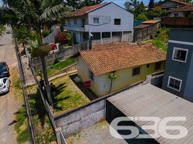 BAIRRO PARANAGUAMIRIM: TERRENO COM POTENCIAL INCRÍVEL - ESTUDA PERMUTA
Explore as possibilidades neste terreno de 390m² no bairro Paranaguamirim, com 13 metros de frente e 30 metros nas laterais. Com uma área construída de 150m², o imóvel atual é ideal para demolição, abrindo espaço para um projeto inovador.
Espaço e Liberdade para Criar
Este terreno com aclive suave é uma tela em branco para investidores e construtores. Imagine desenvolver um projeto residencial ou comercial que atenda às necessidades do bairro em crescimento.
Localização Estratégica em Paranaguamirim
Situado no bairro Paranaguamirim, este terreno oferece acesso fácil a diversas comodidades locais. A região está em constante desenvolvimento, prometendo valorização e oportunidades.
636 Negócios Imobiliários: Parceiro Ideal para Seu Investimento
Com mais de 30 anos de experiência, a 636 Negócios Imobiliários é especialista em identificar oportunidades de investimento como esta. Estamos prontos para ajudá-lo a explorar todo o potencial deste terreno. Entre em contato pelo telefone (47) 3451-0636 ou WhatsApp (47) 99190-0636 e descubra como podemos transformar este terreno em seu próximo grande projeto!