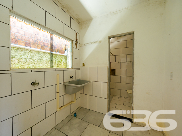 VENDE-SE TERRENO COM POTENCIAL NO BAIRRO PARANAGUAMIRIM - ESTUDA PERMUTA
No coração do Paranaguamirim, encontra-se este terreno de 240m², com 11 metros de frente e 25 metros nas laterais. Com uma área construída de 100m², o imóvel atual oferece a oportunidade perfeita para reforma ou demolição, abrindo caminho para um projeto inovador.
Espaço e Versatilidade para Realizar Seus Projetos
Este terreno plano é uma oportunidade de ouro para investidores e construtores. Seja para desenvolver uma residência personalizada ou um empreendimento comercial, este espaço oferece a liberdade criativa que você procura.
Localização Estratégica no Bairro Paranaguamirim
Situado em uma região em crescimento, este terreno está próximo a várias comodidades e serviços, garantindo conveniência e qualidade de vida. A localização estratégica promete valorização contínua e acessibilidade.
636 Negócios Imobiliários: Seu Guia para Investimentos Inteligentes
Com mais de três décadas de experiência no mercado imobiliário, a 636 Negócios Imobiliários é especialista em encontrar as melhores oportunidades de investimento. Estamos aqui para ajudá-lo a aproveitar ao máximo este terreno. Entre em contato conosco pelo telefone (47) 3451-0636 ou WhatsApp (47) 99190-0636 e vamos juntos planejar seu próximo grande investimento!