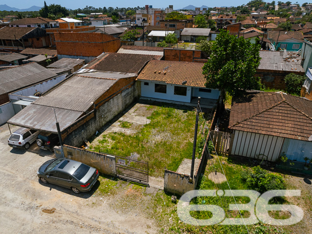 VENDE-SE TERRENO COM POTENCIAL NO BAIRRO PARANAGUAMIRIM - ESTUDA PERMUTA
No coração do Paranaguamirim, encontra-se este terreno de 240m², com 11 metros de frente e 25 metros nas laterais. Com uma área construída de 100m², o imóvel atual oferece a oportunidade perfeita para reforma ou demolição, abrindo caminho para um projeto inovador.
Espaço e Versatilidade para Realizar Seus Projetos
Este terreno plano é uma oportunidade de ouro para investidores e construtores. Seja para desenvolver uma residência personalizada ou um empreendimento comercial, este espaço oferece a liberdade criativa que você procura.
Localização Estratégica no Bairro Paranaguamirim
Situado em uma região em crescimento, este terreno está próximo a várias comodidades e serviços, garantindo conveniência e qualidade de vida. A localização estratégica promete valorização contínua e acessibilidade.
636 Negócios Imobiliários: Seu Guia para Investimentos Inteligentes
Com mais de três décadas de experiência no mercado imobiliário, a 636 Negócios Imobiliários é especialista em encontrar as melhores oportunidades de investimento. Estamos aqui para ajudá-lo a aproveitar ao máximo este terreno. Entre em contato conosco pelo telefone (47) 3451-0636 ou WhatsApp (47) 99190-0636 e vamos juntos planejar seu próximo grande investimento!