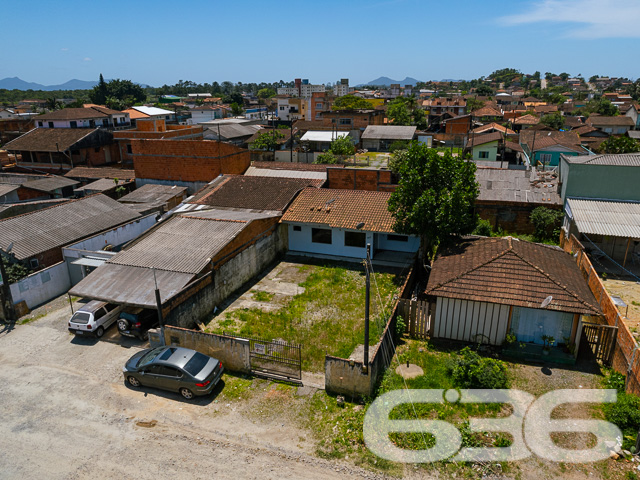 VENDE-SE TERRENO COM POTENCIAL NO BAIRRO PARANAGUAMIRIM - ESTUDA PERMUTA
No coração do Paranaguamirim, encontra-se este terreno de 240m², com 11 metros de frente e 25 metros nas laterais. Com uma área construída de 100m², o imóvel atual oferece a oportunidade perfeita para reforma ou demolição, abrindo caminho para um projeto inovador.
Espaço e Versatilidade para Realizar Seus Projetos
Este terreno plano é uma oportunidade de ouro para investidores e construtores. Seja para desenvolver uma residência personalizada ou um empreendimento comercial, este espaço oferece a liberdade criativa que você procura.
Localização Estratégica no Bairro Paranaguamirim
Situado em uma região em crescimento, este terreno está próximo a várias comodidades e serviços, garantindo conveniência e qualidade de vida. A localização estratégica promete valorização contínua e acessibilidade.
636 Negócios Imobiliários: Seu Guia para Investimentos Inteligentes
Com mais de três décadas de experiência no mercado imobiliário, a 636 Negócios Imobiliários é especialista em encontrar as melhores oportunidades de investimento. Estamos aqui para ajudá-lo a aproveitar ao máximo este terreno. Entre em contato conosco pelo telefone (47) 3451-0636 ou WhatsApp (47) 99190-0636 e vamos juntos planejar seu próximo grande investimento!