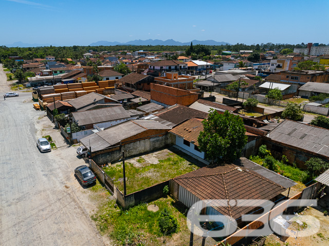 VENDE-SE TERRENO COM POTENCIAL NO BAIRRO PARANAGUAMIRIM - ESTUDA PERMUTA
No coração do Paranaguamirim, encontra-se este terreno de 240m², com 11 metros de frente e 25 metros nas laterais. Com uma área construída de 100m², o imóvel atual oferece a oportunidade perfeita para reforma ou demolição, abrindo caminho para um projeto inovador.
Espaço e Versatilidade para Realizar Seus Projetos
Este terreno plano é uma oportunidade de ouro para investidores e construtores. Seja para desenvolver uma residência personalizada ou um empreendimento comercial, este espaço oferece a liberdade criativa que você procura.
Localização Estratégica no Bairro Paranaguamirim
Situado em uma região em crescimento, este terreno está próximo a várias comodidades e serviços, garantindo conveniência e qualidade de vida. A localização estratégica promete valorização contínua e acessibilidade.
636 Negócios Imobiliários: Seu Guia para Investimentos Inteligentes
Com mais de três décadas de experiência no mercado imobiliário, a 636 Negócios Imobiliários é especialista em encontrar as melhores oportunidades de investimento. Estamos aqui para ajudá-lo a aproveitar ao máximo este terreno. Entre em contato conosco pelo telefone (47) 3451-0636 ou WhatsApp (47) 99190-0636 e vamos juntos planejar seu próximo grande investimento!