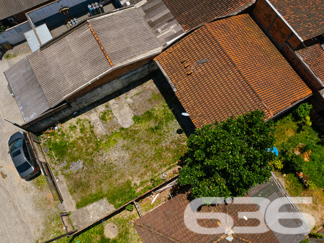 VENDE-SE TERRENO COM POTENCIAL NO BAIRRO PARANAGUAMIRIM - ESTUDA PERMUTA
No coração do Paranaguamirim, encontra-se este terreno de 240m², com 11 metros de frente e 25 metros nas laterais. Com uma área construída de 100m², o imóvel atual oferece a oportunidade perfeita para reforma ou demolição, abrindo caminho para um projeto inovador.
Espaço e Versatilidade para Realizar Seus Projetos
Este terreno plano é uma oportunidade de ouro para investidores e construtores. Seja para desenvolver uma residência personalizada ou um empreendimento comercial, este espaço oferece a liberdade criativa que você procura.
Localização Estratégica no Bairro Paranaguamirim
Situado em uma região em crescimento, este terreno está próximo a várias comodidades e serviços, garantindo conveniência e qualidade de vida. A localização estratégica promete valorização contínua e acessibilidade.
636 Negócios Imobiliários: Seu Guia para Investimentos Inteligentes
Com mais de três décadas de experiência no mercado imobiliário, a 636 Negócios Imobiliários é especialista em encontrar as melhores oportunidades de investimento. Estamos aqui para ajudá-lo a aproveitar ao máximo este terreno. Entre em contato conosco pelo telefone (47) 3451-0636 ou WhatsApp (47) 99190-0636 e vamos juntos planejar seu próximo grande investimento!