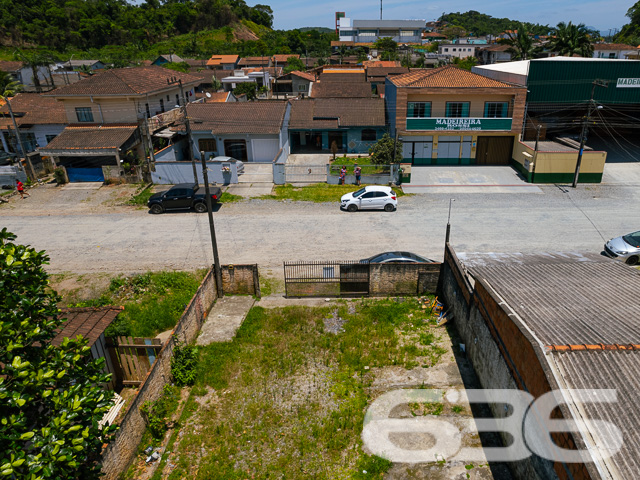 VENDE-SE TERRENO COM POTENCIAL NO BAIRRO PARANAGUAMIRIM - ESTUDA PERMUTA
No coração do Paranaguamirim, encontra-se este terreno de 240m², com 11 metros de frente e 25 metros nas laterais. Com uma área construída de 100m², o imóvel atual oferece a oportunidade perfeita para reforma ou demolição, abrindo caminho para um projeto inovador.
Espaço e Versatilidade para Realizar Seus Projetos
Este terreno plano é uma oportunidade de ouro para investidores e construtores. Seja para desenvolver uma residência personalizada ou um empreendimento comercial, este espaço oferece a liberdade criativa que você procura.
Localização Estratégica no Bairro Paranaguamirim
Situado em uma região em crescimento, este terreno está próximo a várias comodidades e serviços, garantindo conveniência e qualidade de vida. A localização estratégica promete valorização contínua e acessibilidade.
636 Negócios Imobiliários: Seu Guia para Investimentos Inteligentes
Com mais de três décadas de experiência no mercado imobiliário, a 636 Negócios Imobiliários é especialista em encontrar as melhores oportunidades de investimento. Estamos aqui para ajudá-lo a aproveitar ao máximo este terreno. Entre em contato conosco pelo telefone (47) 3451-0636 ou WhatsApp (47) 99190-0636 e vamos juntos planejar seu próximo grande investimento!