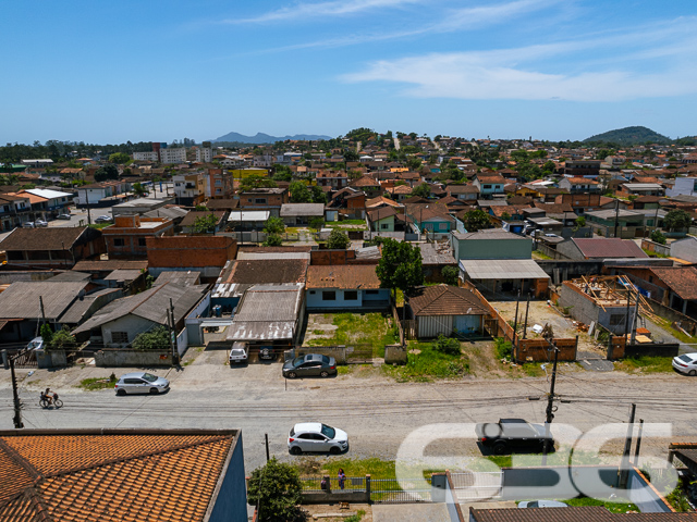 VENDE-SE TERRENO COM POTENCIAL NO BAIRRO PARANAGUAMIRIM - ESTUDA PERMUTA
No coração do Paranaguamirim, encontra-se este terreno de 240m², com 11 metros de frente e 25 metros nas laterais. Com uma área construída de 100m², o imóvel atual oferece a oportunidade perfeita para reforma ou demolição, abrindo caminho para um projeto inovador.
Espaço e Versatilidade para Realizar Seus Projetos
Este terreno plano é uma oportunidade de ouro para investidores e construtores. Seja para desenvolver uma residência personalizada ou um empreendimento comercial, este espaço oferece a liberdade criativa que você procura.
Localização Estratégica no Bairro Paranaguamirim
Situado em uma região em crescimento, este terreno está próximo a várias comodidades e serviços, garantindo conveniência e qualidade de vida. A localização estratégica promete valorização contínua e acessibilidade.
636 Negócios Imobiliários: Seu Guia para Investimentos Inteligentes
Com mais de três décadas de experiência no mercado imobiliário, a 636 Negócios Imobiliários é especialista em encontrar as melhores oportunidades de investimento. Estamos aqui para ajudá-lo a aproveitar ao máximo este terreno. Entre em contato conosco pelo telefone (47) 3451-0636 ou WhatsApp (47) 99190-0636 e vamos juntos planejar seu próximo grande investimento!