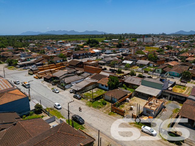 VENDE-SE TERRENO COM POTENCIAL NO BAIRRO PARANAGUAMIRIM - ESTUDA PERMUTA
No coração do Paranaguamirim, encontra-se este terreno de 240m², com 11 metros de frente e 25 metros nas laterais. Com uma área construída de 100m², o imóvel atual oferece a oportunidade perfeita para reforma ou demolição, abrindo caminho para um projeto inovador.
Espaço e Versatilidade para Realizar Seus Projetos
Este terreno plano é uma oportunidade de ouro para investidores e construtores. Seja para desenvolver uma residência personalizada ou um empreendimento comercial, este espaço oferece a liberdade criativa que você procura.
Localização Estratégica no Bairro Paranaguamirim
Situado em uma região em crescimento, este terreno está próximo a várias comodidades e serviços, garantindo conveniência e qualidade de vida. A localização estratégica promete valorização contínua e acessibilidade.
636 Negócios Imobiliários: Seu Guia para Investimentos Inteligentes
Com mais de três décadas de experiência no mercado imobiliário, a 636 Negócios Imobiliários é especialista em encontrar as melhores oportunidades de investimento. Estamos aqui para ajudá-lo a aproveitar ao máximo este terreno. Entre em contato conosco pelo telefone (47) 3451-0636 ou WhatsApp (47) 99190-0636 e vamos juntos planejar seu próximo grande investimento!