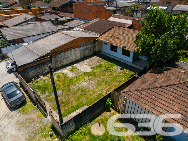 VENDE-SE TERRENO COM POTENCIAL NO BAIRRO PARANAGUAMIRIM - ESTUDA PERMUTA
No coração do Paranaguamirim, encontra-se este terreno de 240m², com 11 metros de frente e 25 metros nas laterais. Com uma área construída de 100m², o imóvel atual oferece a oportunidade perfeita para reforma ou demolição, abrindo caminho para um projeto inovador.
Espaço e Versatilidade para Realizar Seus Projetos
Este terreno plano é uma oportunidade de ouro para investidores e construtores. Seja para desenvolver uma residência personalizada ou um empreendimento comercial, este espaço oferece a liberdade criativa que você procura.
Localização Estratégica no Bairro Paranaguamirim
Situado em uma região em crescimento, este terreno está próximo a várias comodidades e serviços, garantindo conveniência e qualidade de vida. A localização estratégica promete valorização contínua e acessibilidade.
636 Negócios Imobiliários: Seu Guia para Investimentos Inteligentes
Com mais de três décadas de experiência no mercado imobiliário, a 636 Negócios Imobiliários é especialista em encontrar as melhores oportunidades de investimento. Estamos aqui para ajudá-lo a aproveitar ao máximo este terreno. Entre em contato conosco pelo telefone (47) 3451-0636 ou WhatsApp (47) 99190-0636 e vamos juntos planejar seu próximo grande investimento!