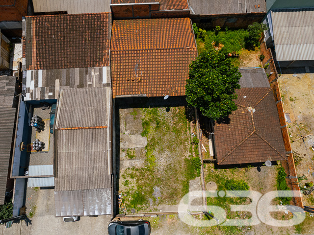 VENDE-SE TERRENO COM POTENCIAL NO BAIRRO PARANAGUAMIRIM - ESTUDA PERMUTA
No coração do Paranaguamirim, encontra-se este terreno de 240m², com 11 metros de frente e 25 metros nas laterais. Com uma área construída de 100m², o imóvel atual oferece a oportunidade perfeita para reforma ou demolição, abrindo caminho para um projeto inovador.
Espaço e Versatilidade para Realizar Seus Projetos
Este terreno plano é uma oportunidade de ouro para investidores e construtores. Seja para desenvolver uma residência personalizada ou um empreendimento comercial, este espaço oferece a liberdade criativa que você procura.
Localização Estratégica no Bairro Paranaguamirim
Situado em uma região em crescimento, este terreno está próximo a várias comodidades e serviços, garantindo conveniência e qualidade de vida. A localização estratégica promete valorização contínua e acessibilidade.
636 Negócios Imobiliários: Seu Guia para Investimentos Inteligentes
Com mais de três décadas de experiência no mercado imobiliário, a 636 Negócios Imobiliários é especialista em encontrar as melhores oportunidades de investimento. Estamos aqui para ajudá-lo a aproveitar ao máximo este terreno. Entre em contato conosco pelo telefone (47) 3451-0636 ou WhatsApp (47) 99190-0636 e vamos juntos planejar seu próximo grande investimento!
