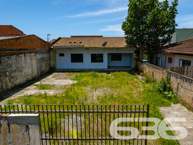 VENDE-SE TERRENO COM POTENCIAL NO BAIRRO PARANAGUAMIRIM - ESTUDA PERMUTA
No coração do Paranaguamirim, encontra-se este terreno de 240m², com 11 metros de frente e 25 metros nas laterais. Com uma área construída de 100m², o imóvel atual oferece a oportunidade perfeita para reforma ou demolição, abrindo caminho para um projeto inovador.
Espaço e Versatilidade para Realizar Seus Projetos
Este terreno plano é uma oportunidade de ouro para investidores e construtores. Seja para desenvolver uma residência personalizada ou um empreendimento comercial, este espaço oferece a liberdade criativa que você procura.
Localização Estratégica no Bairro Paranaguamirim
Situado em uma região em crescimento, este terreno está próximo a várias comodidades e serviços, garantindo conveniência e qualidade de vida. A localização estratégica promete valorização contínua e acessibilidade.
636 Negócios Imobiliários: Seu Guia para Investimentos Inteligentes
Com mais de três décadas de experiência no mercado imobiliário, a 636 Negócios Imobiliários é especialista em encontrar as melhores oportunidades de investimento. Estamos aqui para ajudá-lo a aproveitar ao máximo este terreno. Entre em contato conosco pelo telefone (47) 3451-0636 ou WhatsApp (47) 99190-0636 e vamos juntos planejar seu próximo grande investimento!