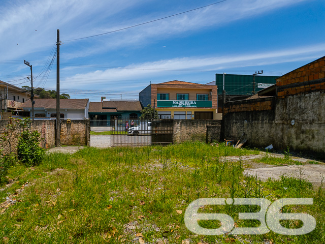 VENDE-SE TERRENO COM POTENCIAL NO BAIRRO PARANAGUAMIRIM - ESTUDA PERMUTA
No coração do Paranaguamirim, encontra-se este terreno de 240m², com 11 metros de frente e 25 metros nas laterais. Com uma área construída de 100m², o imóvel atual oferece a oportunidade perfeita para reforma ou demolição, abrindo caminho para um projeto inovador.
Espaço e Versatilidade para Realizar Seus Projetos
Este terreno plano é uma oportunidade de ouro para investidores e construtores. Seja para desenvolver uma residência personalizada ou um empreendimento comercial, este espaço oferece a liberdade criativa que você procura.
Localização Estratégica no Bairro Paranaguamirim
Situado em uma região em crescimento, este terreno está próximo a várias comodidades e serviços, garantindo conveniência e qualidade de vida. A localização estratégica promete valorização contínua e acessibilidade.
636 Negócios Imobiliários: Seu Guia para Investimentos Inteligentes
Com mais de três décadas de experiência no mercado imobiliário, a 636 Negócios Imobiliários é especialista em encontrar as melhores oportunidades de investimento. Estamos aqui para ajudá-lo a aproveitar ao máximo este terreno. Entre em contato conosco pelo telefone (47) 3451-0636 ou WhatsApp (47) 99190-0636 e vamos juntos planejar seu próximo grande investimento!