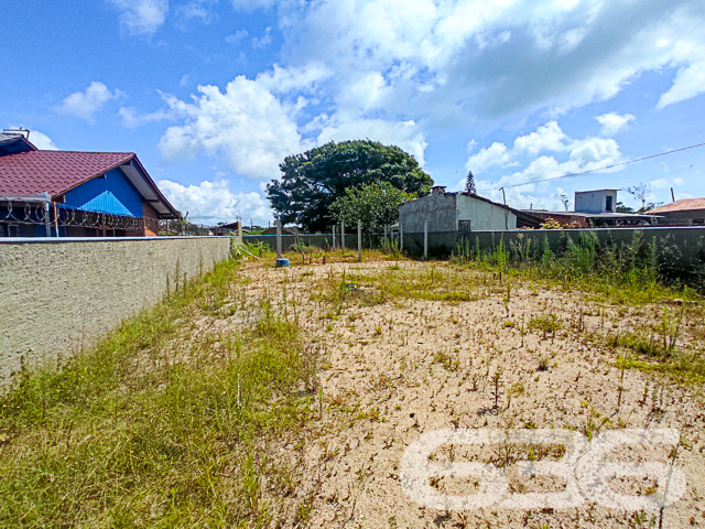 ???? Oportunidade Única na Maravilhosa Praia do Ervino, São Francisco do Sul - SC! ????
Seu pedacinho de paraíso espera por você a apenas 800 metros da deslumbrante Praia do Ervino. ???? Este terreno exclusivo de 364 m², completamente murado, oferece a oportunidade de construir o refúgio dos seus sonhos em uma das praias mais encantadoras de Santa Catarina.
???? Próximo ao Mar: A apenas 800 metros da Praia do Ervino, este terreno oferece a conveniência de estar próximo à areia e ao mar, permitindo que você aproveite a beleza natural sempre que desejar.
Localização Privilegiada:
Este terreno representa uma rara oportunidade de investimento na paradisíaca São Francisco do Sul. Desfrute da qualidade de vida à beira-mar, com fácil acesso a comodidades locais e atrações turísticas.
Não deixe essa chance escapar!
Contate-nos agora mesmo para mais informações ou agendar uma visita ao local. Faça parte deste cenário deslumbrante, construindo sua casa no coração da Praia do Ervino. ???? Seu futuro à beira-mar começa aqui! ????????
Com mais de 30 anos de experiência, a 636 Negócios Imobiliários é sua aliada na busca pelo imóvel ideal. Entre em contato pelo telefone (47) 3448-3636 ou WhatsApp (47) 99190-0636 e dê o primeiro passo para a vida na praia que você sempre sonhou.