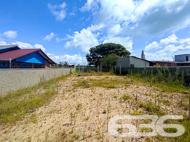 ???? Oportunidade Única na Maravilhosa Praia do Ervino, São Francisco do Sul - SC! ????
Seu pedacinho de paraíso espera por você a apenas 800 metros da deslumbrante Praia do Ervino. ???? Este terreno exclusivo de 364 m², completamente murado, oferece a oportunidade de construir o refúgio dos seus sonhos em uma das praias mais encantadoras de Santa Catarina.
???? Próximo ao Mar: A apenas 800 metros da Praia do Ervino, este terreno oferece a conveniência de estar próximo à areia e ao mar, permitindo que você aproveite a beleza natural sempre que desejar.
Localização Privilegiada:
Este terreno representa uma rara oportunidade de investimento na paradisíaca São Francisco do Sul. Desfrute da qualidade de vida à beira-mar, com fácil acesso a comodidades locais e atrações turísticas.
Não deixe essa chance escapar!
Contate-nos agora mesmo para mais informações ou agendar uma visita ao local. Faça parte deste cenário deslumbrante, construindo sua casa no coração da Praia do Ervino. ???? Seu futuro à beira-mar começa aqui! ????????
Com mais de 30 anos de experiência, a 636 Negócios Imobiliários é sua aliada na busca pelo imóvel ideal. Entre em contato pelo telefone (47) 3448-3636 ou WhatsApp (47) 99190-0636 e dê o primeiro passo para a vida na praia que você sempre sonhou.