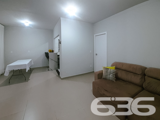 VENDE-SE CASA COM SUÍTE + 2 DORMITÓRIOS NO BAIRRO PETRÓPOLIS - ESTUDA PERMUTA

Elegância e Conforto em 91m² de Área Construída:
Descubra esta casa pré-moldada no bairro Petrópolis, um verdadeiro refúgio urbano com 240m² de terreno. Com acabamentos de alta qualidade, como porcelanato nas áreas comuns e laminado nos quartos, cada espaço foi pensado para oferecer conforto e estilo.

Espaços Integrados e Aconchegantes:
A casa conta com 3 dormitórios, incluindo uma suíte, e 2 banheiros. A sala de estar e jantar se integram à cozinha em um conceito aberto, criando um ambiente acolhedor e perfeito para momentos em família ou entre amigos.

Detalhes que Fazem a Diferença:
Embora a garagem precise de finalização, assim como as grades e o portão na frente da casa, o potencial deste imóvel é inegável. É a oportunidade ideal para personalizar e finalizar de acordo com seu gosto e necessidades.

Localização Privilegiada no Bairro Petrópolis:
Situada em uma região tranquila, a propriedade combina a serenidade de um bairro residencial com a conveniência de estar próxima a serviços essenciais e vias de acesso.

636 Negócios Imobiliários – Mais de 30 Anos de Excelência:
Com uma trajetória de sucesso e reconhecimento, a 636 Negócios Imobiliários se destaca pela perfeição técnico-jurídica em mediação de negócios. Para saber mais sobre esta casa no Petrópolis, ligue para (47) 3451-0636 ou mande uma mensagem no WhatsApp (47) 99190-0636.