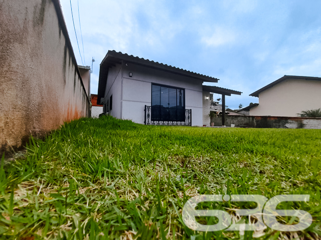 VENDE-SE CASA COM SUÍTE + 2 DORMITÓRIOS NO BAIRRO PETRÓPOLIS - ESTUDA PERMUTA

Elegância e Conforto em 91m² de Área Construída:
Descubra esta casa pré-moldada no bairro Petrópolis, um verdadeiro refúgio urbano com 240m² de terreno. Com acabamentos de alta qualidade, como porcelanato nas áreas comuns e laminado nos quartos, cada espaço foi pensado para oferecer conforto e estilo.

Espaços Integrados e Aconchegantes:
A casa conta com 3 dormitórios, incluindo uma suíte, e 2 banheiros. A sala de estar e jantar se integram à cozinha em um conceito aberto, criando um ambiente acolhedor e perfeito para momentos em família ou entre amigos.

Detalhes que Fazem a Diferença:
Embora a garagem precise de finalização, assim como as grades e o portão na frente da casa, o potencial deste imóvel é inegável. É a oportunidade ideal para personalizar e finalizar de acordo com seu gosto e necessidades.

Localização Privilegiada no Bairro Petrópolis:
Situada em uma região tranquila, a propriedade combina a serenidade de um bairro residencial com a conveniência de estar próxima a serviços essenciais e vias de acesso.

636 Negócios Imobiliários – Mais de 30 Anos de Excelência:
Com uma trajetória de sucesso e reconhecimento, a 636 Negócios Imobiliários se destaca pela perfeição técnico-jurídica em mediação de negócios. Para saber mais sobre esta casa no Petrópolis, ligue para (47) 3451-0636 ou mande uma mensagem no WhatsApp (47) 99190-0636.