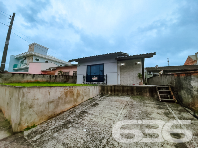 VENDE-SE CASA COM SUÍTE + 2 DORMITÓRIOS NO BAIRRO PETRÓPOLIS - ESTUDA PERMUTA

Elegância e Conforto em 91m² de Área Construída:
Descubra esta casa pré-moldada no bairro Petrópolis, um verdadeiro refúgio urbano com 240m² de terreno. Com acabamentos de alta qualidade, como porcelanato nas áreas comuns e laminado nos quartos, cada espaço foi pensado para oferecer conforto e estilo.

Espaços Integrados e Aconchegantes:
A casa conta com 3 dormitórios, incluindo uma suíte, e 2 banheiros. A sala de estar e jantar se integram à cozinha em um conceito aberto, criando um ambiente acolhedor e perfeito para momentos em família ou entre amigos.

Detalhes que Fazem a Diferença:
Embora a garagem precise de finalização, assim como as grades e o portão na frente da casa, o potencial deste imóvel é inegável. É a oportunidade ideal para personalizar e finalizar de acordo com seu gosto e necessidades.

Localização Privilegiada no Bairro Petrópolis:
Situada em uma região tranquila, a propriedade combina a serenidade de um bairro residencial com a conveniência de estar próxima a serviços essenciais e vias de acesso.

636 Negócios Imobiliários – Mais de 30 Anos de Excelência:
Com uma trajetória de sucesso e reconhecimento, a 636 Negócios Imobiliários se destaca pela perfeição técnico-jurídica em mediação de negócios. Para saber mais sobre esta casa no Petrópolis, ligue para (47) 3451-0636 ou mande uma mensagem no WhatsApp (47) 99190-0636.