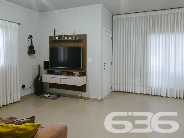 VENDE-SE CASA COM SUÍTE + 2 DORMITÓRIOS NO BAIRRO PETRÓPOLIS - ESTUDA PERMUTA

Elegância e Conforto em 91m² de Área Construída:
Descubra esta casa pré-moldada no bairro Petrópolis, um verdadeiro refúgio urbano com 240m² de terreno. Com acabamentos de alta qualidade, como porcelanato nas áreas comuns e laminado nos quartos, cada espaço foi pensado para oferecer conforto e estilo.

Espaços Integrados e Aconchegantes:
A casa conta com 3 dormitórios, incluindo uma suíte, e 2 banheiros. A sala de estar e jantar se integram à cozinha em um conceito aberto, criando um ambiente acolhedor e perfeito para momentos em família ou entre amigos.

Detalhes que Fazem a Diferença:
Embora a garagem precise de finalização, assim como as grades e o portão na frente da casa, o potencial deste imóvel é inegável. É a oportunidade ideal para personalizar e finalizar de acordo com seu gosto e necessidades.

Localização Privilegiada no Bairro Petrópolis:
Situada em uma região tranquila, a propriedade combina a serenidade de um bairro residencial com a conveniência de estar próxima a serviços essenciais e vias de acesso.

636 Negócios Imobiliários – Mais de 30 Anos de Excelência:
Com uma trajetória de sucesso e reconhecimento, a 636 Negócios Imobiliários se destaca pela perfeição técnico-jurídica em mediação de negócios. Para saber mais sobre esta casa no Petrópolis, ligue para (47) 3451-0636 ou mande uma mensagem no WhatsApp (47) 99190-0636.