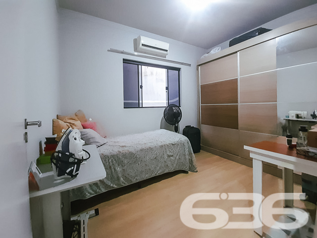 VENDE-SE CASA COM SUÍTE + 2 DORMITÓRIOS NO BAIRRO PETRÓPOLIS - ESTUDA PERMUTA

Elegância e Conforto em 91m² de Área Construída:
Descubra esta casa pré-moldada no bairro Petrópolis, um verdadeiro refúgio urbano com 240m² de terreno. Com acabamentos de alta qualidade, como porcelanato nas áreas comuns e laminado nos quartos, cada espaço foi pensado para oferecer conforto e estilo.

Espaços Integrados e Aconchegantes:
A casa conta com 3 dormitórios, incluindo uma suíte, e 2 banheiros. A sala de estar e jantar se integram à cozinha em um conceito aberto, criando um ambiente acolhedor e perfeito para momentos em família ou entre amigos.

Detalhes que Fazem a Diferença:
Embora a garagem precise de finalização, assim como as grades e o portão na frente da casa, o potencial deste imóvel é inegável. É a oportunidade ideal para personalizar e finalizar de acordo com seu gosto e necessidades.

Localização Privilegiada no Bairro Petrópolis:
Situada em uma região tranquila, a propriedade combina a serenidade de um bairro residencial com a conveniência de estar próxima a serviços essenciais e vias de acesso.

636 Negócios Imobiliários – Mais de 30 Anos de Excelência:
Com uma trajetória de sucesso e reconhecimento, a 636 Negócios Imobiliários se destaca pela perfeição técnico-jurídica em mediação de negócios. Para saber mais sobre esta casa no Petrópolis, ligue para (47) 3451-0636 ou mande uma mensagem no WhatsApp (47) 99190-0636.