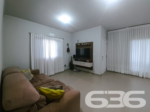 VENDE-SE CASA COM SUÍTE + 2 DORMITÓRIOS NO BAIRRO PETRÓPOLIS - ESTUDA PERMUTA

Elegância e Conforto em 91m² de Área Construída:
Descubra esta casa pré-moldada no bairro Petrópolis, um verdadeiro refúgio urbano com 240m² de terreno. Com acabamentos de alta qualidade, como porcelanato nas áreas comuns e laminado nos quartos, cada espaço foi pensado para oferecer conforto e estilo.

Espaços Integrados e Aconchegantes:
A casa conta com 3 dormitórios, incluindo uma suíte, e 2 banheiros. A sala de estar e jantar se integram à cozinha em um conceito aberto, criando um ambiente acolhedor e perfeito para momentos em família ou entre amigos.

Detalhes que Fazem a Diferença:
Embora a garagem precise de finalização, assim como as grades e o portão na frente da casa, o potencial deste imóvel é inegável. É a oportunidade ideal para personalizar e finalizar de acordo com seu gosto e necessidades.

Localização Privilegiada no Bairro Petrópolis:
Situada em uma região tranquila, a propriedade combina a serenidade de um bairro residencial com a conveniência de estar próxima a serviços essenciais e vias de acesso.

636 Negócios Imobiliários – Mais de 30 Anos de Excelência:
Com uma trajetória de sucesso e reconhecimento, a 636 Negócios Imobiliários se destaca pela perfeição técnico-jurídica em mediação de negócios. Para saber mais sobre esta casa no Petrópolis, ligue para (47) 3451-0636 ou mande uma mensagem no WhatsApp (47) 99190-0636.