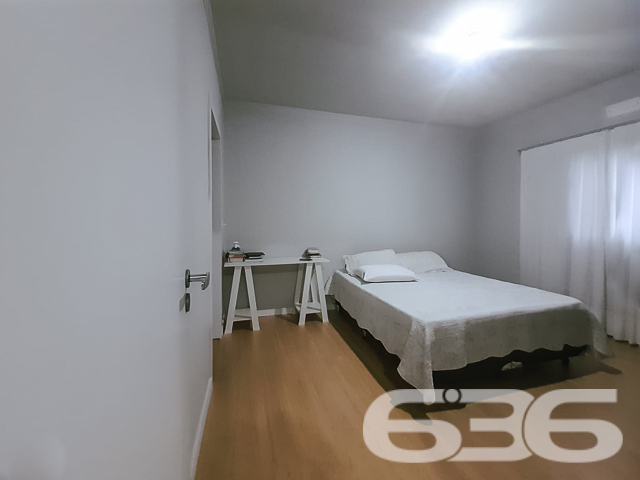 VENDE-SE CASA COM SUÍTE + 2 DORMITÓRIOS NO BAIRRO PETRÓPOLIS - ESTUDA PERMUTA

Elegância e Conforto em 91m² de Área Construída:
Descubra esta casa pré-moldada no bairro Petrópolis, um verdadeiro refúgio urbano com 240m² de terreno. Com acabamentos de alta qualidade, como porcelanato nas áreas comuns e laminado nos quartos, cada espaço foi pensado para oferecer conforto e estilo.

Espaços Integrados e Aconchegantes:
A casa conta com 3 dormitórios, incluindo uma suíte, e 2 banheiros. A sala de estar e jantar se integram à cozinha em um conceito aberto, criando um ambiente acolhedor e perfeito para momentos em família ou entre amigos.

Detalhes que Fazem a Diferença:
Embora a garagem precise de finalização, assim como as grades e o portão na frente da casa, o potencial deste imóvel é inegável. É a oportunidade ideal para personalizar e finalizar de acordo com seu gosto e necessidades.

Localização Privilegiada no Bairro Petrópolis:
Situada em uma região tranquila, a propriedade combina a serenidade de um bairro residencial com a conveniência de estar próxima a serviços essenciais e vias de acesso.

636 Negócios Imobiliários – Mais de 30 Anos de Excelência:
Com uma trajetória de sucesso e reconhecimento, a 636 Negócios Imobiliários se destaca pela perfeição técnico-jurídica em mediação de negócios. Para saber mais sobre esta casa no Petrópolis, ligue para (47) 3451-0636 ou mande uma mensagem no WhatsApp (47) 99190-0636.