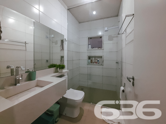 VENDE-SE CASA COM SUÍTE + 2 DORMITÓRIOS NO BAIRRO PETRÓPOLIS - ESTUDA PERMUTA

Elegância e Conforto em 91m² de Área Construída:
Descubra esta casa pré-moldada no bairro Petrópolis, um verdadeiro refúgio urbano com 240m² de terreno. Com acabamentos de alta qualidade, como porcelanato nas áreas comuns e laminado nos quartos, cada espaço foi pensado para oferecer conforto e estilo.

Espaços Integrados e Aconchegantes:
A casa conta com 3 dormitórios, incluindo uma suíte, e 2 banheiros. A sala de estar e jantar se integram à cozinha em um conceito aberto, criando um ambiente acolhedor e perfeito para momentos em família ou entre amigos.

Detalhes que Fazem a Diferença:
Embora a garagem precise de finalização, assim como as grades e o portão na frente da casa, o potencial deste imóvel é inegável. É a oportunidade ideal para personalizar e finalizar de acordo com seu gosto e necessidades.

Localização Privilegiada no Bairro Petrópolis:
Situada em uma região tranquila, a propriedade combina a serenidade de um bairro residencial com a conveniência de estar próxima a serviços essenciais e vias de acesso.

636 Negócios Imobiliários – Mais de 30 Anos de Excelência:
Com uma trajetória de sucesso e reconhecimento, a 636 Negócios Imobiliários se destaca pela perfeição técnico-jurídica em mediação de negócios. Para saber mais sobre esta casa no Petrópolis, ligue para (47) 3451-0636 ou mande uma mensagem no WhatsApp (47) 99190-0636.