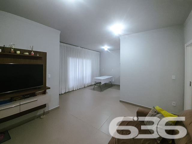 VENDE-SE CASA COM SUÍTE + 2 DORMITÓRIOS NO BAIRRO PETRÓPOLIS - ESTUDA PERMUTA

Elegância e Conforto em 91m² de Área Construída:
Descubra esta casa pré-moldada no bairro Petrópolis, um verdadeiro refúgio urbano com 240m² de terreno. Com acabamentos de alta qualidade, como porcelanato nas áreas comuns e laminado nos quartos, cada espaço foi pensado para oferecer conforto e estilo.

Espaços Integrados e Aconchegantes:
A casa conta com 3 dormitórios, incluindo uma suíte, e 2 banheiros. A sala de estar e jantar se integram à cozinha em um conceito aberto, criando um ambiente acolhedor e perfeito para momentos em família ou entre amigos.

Detalhes que Fazem a Diferença:
Embora a garagem precise de finalização, assim como as grades e o portão na frente da casa, o potencial deste imóvel é inegável. É a oportunidade ideal para personalizar e finalizar de acordo com seu gosto e necessidades.

Localização Privilegiada no Bairro Petrópolis:
Situada em uma região tranquila, a propriedade combina a serenidade de um bairro residencial com a conveniência de estar próxima a serviços essenciais e vias de acesso.

636 Negócios Imobiliários – Mais de 30 Anos de Excelência:
Com uma trajetória de sucesso e reconhecimento, a 636 Negócios Imobiliários se destaca pela perfeição técnico-jurídica em mediação de negócios. Para saber mais sobre esta casa no Petrópolis, ligue para (47) 3451-0636 ou mande uma mensagem no WhatsApp (47) 99190-0636.