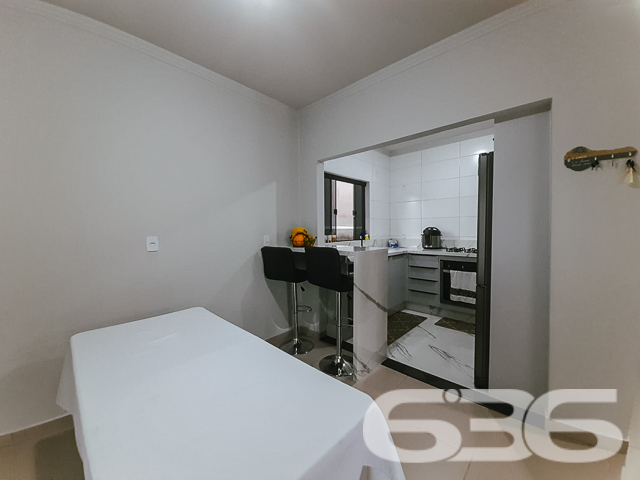 VENDE-SE CASA COM SUÍTE + 2 DORMITÓRIOS NO BAIRRO PETRÓPOLIS - ESTUDA PERMUTA

Elegância e Conforto em 91m² de Área Construída:
Descubra esta casa pré-moldada no bairro Petrópolis, um verdadeiro refúgio urbano com 240m² de terreno. Com acabamentos de alta qualidade, como porcelanato nas áreas comuns e laminado nos quartos, cada espaço foi pensado para oferecer conforto e estilo.

Espaços Integrados e Aconchegantes:
A casa conta com 3 dormitórios, incluindo uma suíte, e 2 banheiros. A sala de estar e jantar se integram à cozinha em um conceito aberto, criando um ambiente acolhedor e perfeito para momentos em família ou entre amigos.

Detalhes que Fazem a Diferença:
Embora a garagem precise de finalização, assim como as grades e o portão na frente da casa, o potencial deste imóvel é inegável. É a oportunidade ideal para personalizar e finalizar de acordo com seu gosto e necessidades.

Localização Privilegiada no Bairro Petrópolis:
Situada em uma região tranquila, a propriedade combina a serenidade de um bairro residencial com a conveniência de estar próxima a serviços essenciais e vias de acesso.

636 Negócios Imobiliários – Mais de 30 Anos de Excelência:
Com uma trajetória de sucesso e reconhecimento, a 636 Negócios Imobiliários se destaca pela perfeição técnico-jurídica em mediação de negócios. Para saber mais sobre esta casa no Petrópolis, ligue para (47) 3451-0636 ou mande uma mensagem no WhatsApp (47) 99190-0636.