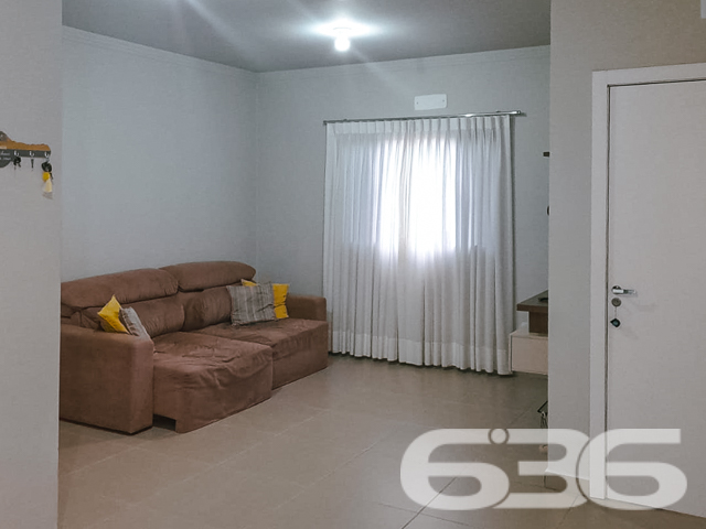 VENDE-SE CASA COM SUÍTE + 2 DORMITÓRIOS NO BAIRRO PETRÓPOLIS - ESTUDA PERMUTA

Elegância e Conforto em 91m² de Área Construída:
Descubra esta casa pré-moldada no bairro Petrópolis, um verdadeiro refúgio urbano com 240m² de terreno. Com acabamentos de alta qualidade, como porcelanato nas áreas comuns e laminado nos quartos, cada espaço foi pensado para oferecer conforto e estilo.

Espaços Integrados e Aconchegantes:
A casa conta com 3 dormitórios, incluindo uma suíte, e 2 banheiros. A sala de estar e jantar se integram à cozinha em um conceito aberto, criando um ambiente acolhedor e perfeito para momentos em família ou entre amigos.

Detalhes que Fazem a Diferença:
Embora a garagem precise de finalização, assim como as grades e o portão na frente da casa, o potencial deste imóvel é inegável. É a oportunidade ideal para personalizar e finalizar de acordo com seu gosto e necessidades.

Localização Privilegiada no Bairro Petrópolis:
Situada em uma região tranquila, a propriedade combina a serenidade de um bairro residencial com a conveniência de estar próxima a serviços essenciais e vias de acesso.

636 Negócios Imobiliários – Mais de 30 Anos de Excelência:
Com uma trajetória de sucesso e reconhecimento, a 636 Negócios Imobiliários se destaca pela perfeição técnico-jurídica em mediação de negócios. Para saber mais sobre esta casa no Petrópolis, ligue para (47) 3451-0636 ou mande uma mensagem no WhatsApp (47) 99190-0636.