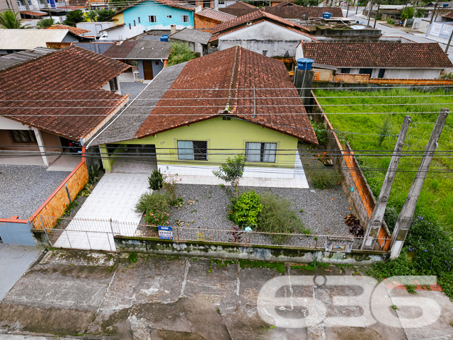 VENDE-SE IMÓVEL COM ESPAÇO E POTENCIAL NO BAIRRO JOÃO COSTA - ESTUDA PERMUTA NO LOCAL

Descubra o potencial ilimitado neste amplo terreno de 390m², acompanhado de uma casa de 100m² pronta para ser transformada no lar dos seus sonhos ou num projeto de investimento. Localizada no coração do bairro João Costa, esta propriedade é uma tela em branco esperando por sua visão.

Com 3 dormitórios, banheiro, cozinha e uma sala de estar acolhedora, esta residência é ideal para quem busca espaço e conforto. O jardim convida à tranquilidade, enquanto a garagem coberta e descoberta oferece praticidade para o dia a dia.

Situada próximo a vias de acesso, shopping centers, escolas, hospitais e serviços essenciais, a localização não poderia ser mais conveniente. Além disso, o bairro João Costa oferece uma infraestrutura completa para atender todas as suas necessidades.

Seja para renovar e criar o lar perfeito ou para desenvolver um projeto de investimento, esta propriedade oferece flexibilidade e potencial. O amplo terreno também é ideal para quem deseja expandir ou construir novas estruturas.

Na 636 Negócios Imobiliários, entendemos que cada propriedade tem uma história e um potencial únicos. Com mais de 30 anos de experiência no mercado imobiliário, estamos aqui para ajudá-lo a realizar seus sonhos e investimentos. Entre em contato conosco hoje mesmo pelo telefone (47) 3451-0636 ou WhatsApp (47) 99190-0636 e descubra como podemos ajudá-lo.

Este e outros milhares de imóveis no site: i636.com.br