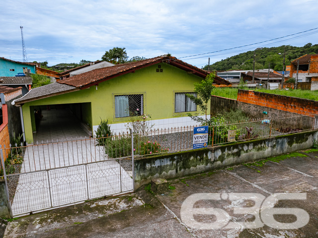 VENDE-SE IMÓVEL COM ESPAÇO E POTENCIAL NO BAIRRO JOÃO COSTA - ESTUDA PERMUTA NO LOCAL

Descubra o potencial ilimitado neste amplo terreno de 390m², acompanhado de uma casa de 100m² pronta para ser transformada no lar dos seus sonhos ou num projeto de investimento. Localizada no coração do bairro João Costa, esta propriedade é uma tela em branco esperando por sua visão.

Com 3 dormitórios, banheiro, cozinha e uma sala de estar acolhedora, esta residência é ideal para quem busca espaço e conforto. O jardim convida à tranquilidade, enquanto a garagem coberta e descoberta oferece praticidade para o dia a dia.

Situada próximo a vias de acesso, shopping centers, escolas, hospitais e serviços essenciais, a localização não poderia ser mais conveniente. Além disso, o bairro João Costa oferece uma infraestrutura completa para atender todas as suas necessidades.

Seja para renovar e criar o lar perfeito ou para desenvolver um projeto de investimento, esta propriedade oferece flexibilidade e potencial. O amplo terreno também é ideal para quem deseja expandir ou construir novas estruturas.

Na 636 Negócios Imobiliários, entendemos que cada propriedade tem uma história e um potencial únicos. Com mais de 30 anos de experiência no mercado imobiliário, estamos aqui para ajudá-lo a realizar seus sonhos e investimentos. Entre em contato conosco hoje mesmo pelo telefone (47) 3451-0636 ou WhatsApp (47) 99190-0636 e descubra como podemos ajudá-lo.

Este e outros milhares de imóveis no site: i636.com.br