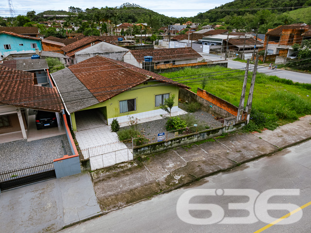 VENDE-SE IMÓVEL COM ESPAÇO E POTENCIAL NO BAIRRO JOÃO COSTA - ESTUDA PERMUTA NO LOCAL

Descubra o potencial ilimitado neste amplo terreno de 390m², acompanhado de uma casa de 100m² pronta para ser transformada no lar dos seus sonhos ou num projeto de investimento. Localizada no coração do bairro João Costa, esta propriedade é uma tela em branco esperando por sua visão.

Com 3 dormitórios, banheiro, cozinha e uma sala de estar acolhedora, esta residência é ideal para quem busca espaço e conforto. O jardim convida à tranquilidade, enquanto a garagem coberta e descoberta oferece praticidade para o dia a dia.

Situada próximo a vias de acesso, shopping centers, escolas, hospitais e serviços essenciais, a localização não poderia ser mais conveniente. Além disso, o bairro João Costa oferece uma infraestrutura completa para atender todas as suas necessidades.

Seja para renovar e criar o lar perfeito ou para desenvolver um projeto de investimento, esta propriedade oferece flexibilidade e potencial. O amplo terreno também é ideal para quem deseja expandir ou construir novas estruturas.

Na 636 Negócios Imobiliários, entendemos que cada propriedade tem uma história e um potencial únicos. Com mais de 30 anos de experiência no mercado imobiliário, estamos aqui para ajudá-lo a realizar seus sonhos e investimentos. Entre em contato conosco hoje mesmo pelo telefone (47) 3451-0636 ou WhatsApp (47) 99190-0636 e descubra como podemos ajudá-lo.

Este e outros milhares de imóveis no site: i636.com.br