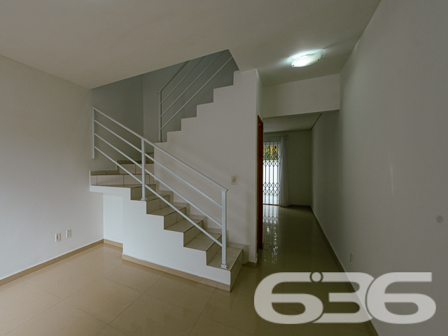 SOBRADO COM 2 DORMITÓRIOS NO BAIRRO JOÃO COSTA!
Seu Novo Lar Espera por Você:
Descubra este geminado sobrado de 70,37m² no bairro João Costa, recentemente renovado e pronto para acolher sua família. Com pintura nova e uma reforma cuidadosa, cada detalhe foi pensado para o seu conforto.
Espaço e Harmonia:
Este imóvel conta com 2 dormitórios aconchegantes, banheiro, sala de estar, cozinha e lavabo. As 2 sacadas oferecem uma vista encantadora, ideal para momentos de relaxamento. A propriedade é murada, garantindo privacidade e segurança.
Localização Privilegiada:
Situado no bairro João Costa, este geminado sobrado está próximo de vias de acesso, transporte público, escolas e serviços essenciais, facilitando seu dia a dia e garantindo praticidade para toda a família.
636 Negócios Imobiliários – Seu Sonho, Nossa Missão:
Com mais de 30 anos de experiência no mercado imobiliário, estamos prontos para ajudá-lo a encontrar o imóvel ideal. Entre em contato conosco pelo telefone: (47) 3451-0636 ou WhatsApp: (47) 99190-0636 e descubra como podemos transformar seu sonho em realidade.