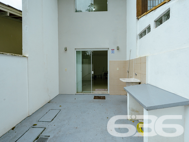 SOBRADO COM 2 DORMITÓRIOS NO BAIRRO JOÃO COSTA!
Seu Novo Lar Espera por Você:
Descubra este geminado sobrado de 70,37m² no bairro João Costa, recentemente renovado e pronto para acolher sua família. Com pintura nova e uma reforma cuidadosa, cada detalhe foi pensado para o seu conforto.
Espaço e Harmonia:
Este imóvel conta com 2 dormitórios aconchegantes, banheiro, sala de estar, cozinha e lavabo. As 2 sacadas oferecem uma vista encantadora, ideal para momentos de relaxamento. A propriedade é murada, garantindo privacidade e segurança.
Localização Privilegiada:
Situado no bairro João Costa, este geminado sobrado está próximo de vias de acesso, transporte público, escolas e serviços essenciais, facilitando seu dia a dia e garantindo praticidade para toda a família.
636 Negócios Imobiliários – Seu Sonho, Nossa Missão:
Com mais de 30 anos de experiência no mercado imobiliário, estamos prontos para ajudá-lo a encontrar o imóvel ideal. Entre em contato conosco pelo telefone: (47) 3451-0636 ou WhatsApp: (47) 99190-0636 e descubra como podemos transformar seu sonho em realidade.