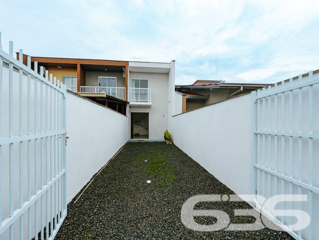 SOBRADO COM 2 DORMITÓRIOS NO BAIRRO JOÃO COSTA!
Seu Novo Lar Espera por Você:
Descubra este geminado sobrado de 70,37m² no bairro João Costa, recentemente renovado e pronto para acolher sua família. Com pintura nova e uma reforma cuidadosa, cada detalhe foi pensado para o seu conforto.
Espaço e Harmonia:
Este imóvel conta com 2 dormitórios aconchegantes, banheiro, sala de estar, cozinha e lavabo. As 2 sacadas oferecem uma vista encantadora, ideal para momentos de relaxamento. A propriedade é murada, garantindo privacidade e segurança.
Localização Privilegiada:
Situado no bairro João Costa, este geminado sobrado está próximo de vias de acesso, transporte público, escolas e serviços essenciais, facilitando seu dia a dia e garantindo praticidade para toda a família.
636 Negócios Imobiliários – Seu Sonho, Nossa Missão:
Com mais de 30 anos de experiência no mercado imobiliário, estamos prontos para ajudá-lo a encontrar o imóvel ideal. Entre em contato conosco pelo telefone: (47) 3451-0636 ou WhatsApp: (47) 99190-0636 e descubra como podemos transformar seu sonho em realidade.