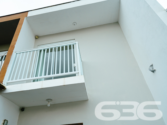 SOBRADO COM 2 DORMITÓRIOS NO BAIRRO JOÃO COSTA!
Seu Novo Lar Espera por Você:
Descubra este geminado sobrado de 70,37m² no bairro João Costa, recentemente renovado e pronto para acolher sua família. Com pintura nova e uma reforma cuidadosa, cada detalhe foi pensado para o seu conforto.
Espaço e Harmonia:
Este imóvel conta com 2 dormitórios aconchegantes, banheiro, sala de estar, cozinha e lavabo. As 2 sacadas oferecem uma vista encantadora, ideal para momentos de relaxamento. A propriedade é murada, garantindo privacidade e segurança.
Localização Privilegiada:
Situado no bairro João Costa, este geminado sobrado está próximo de vias de acesso, transporte público, escolas e serviços essenciais, facilitando seu dia a dia e garantindo praticidade para toda a família.
636 Negócios Imobiliários – Seu Sonho, Nossa Missão:
Com mais de 30 anos de experiência no mercado imobiliário, estamos prontos para ajudá-lo a encontrar o imóvel ideal. Entre em contato conosco pelo telefone: (47) 3451-0636 ou WhatsApp: (47) 99190-0636 e descubra como podemos transformar seu sonho em realidade.
