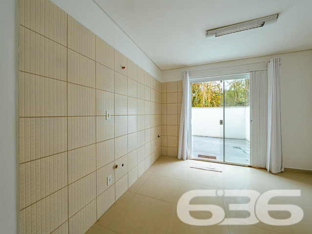 SOBRADO COM 2 DORMITÓRIOS NO BAIRRO JOÃO COSTA!
Seu Novo Lar Espera por Você:
Descubra este geminado sobrado de 70,37m² no bairro João Costa, recentemente renovado e pronto para acolher sua família. Com pintura nova e uma reforma cuidadosa, cada detalhe foi pensado para o seu conforto.
Espaço e Harmonia:
Este imóvel conta com 2 dormitórios aconchegantes, banheiro, sala de estar, cozinha e lavabo. As 2 sacadas oferecem uma vista encantadora, ideal para momentos de relaxamento. A propriedade é murada, garantindo privacidade e segurança.
Localização Privilegiada:
Situado no bairro João Costa, este geminado sobrado está próximo de vias de acesso, transporte público, escolas e serviços essenciais, facilitando seu dia a dia e garantindo praticidade para toda a família.
636 Negócios Imobiliários – Seu Sonho, Nossa Missão:
Com mais de 30 anos de experiência no mercado imobiliário, estamos prontos para ajudá-lo a encontrar o imóvel ideal. Entre em contato conosco pelo telefone: (47) 3451-0636 ou WhatsApp: (47) 99190-0636 e descubra como podemos transformar seu sonho em realidade.