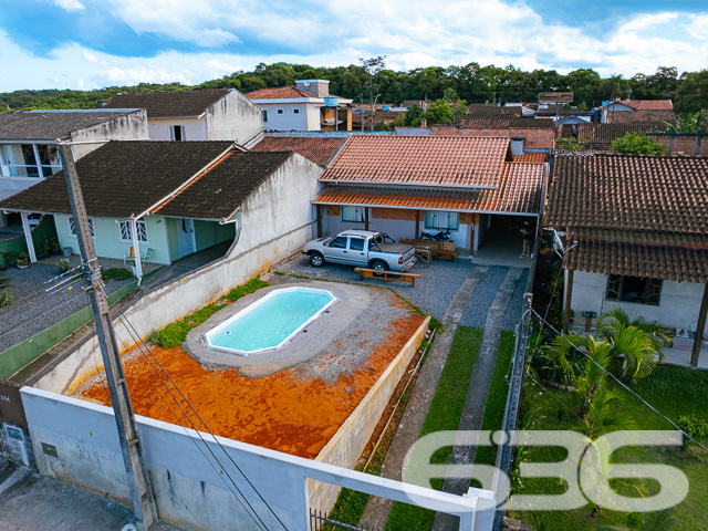 Descubra a realização de morar bem em Joinville-SC, no acolhedor bairro Paranaguamirim. Apresentamos a você uma residência térrea que esbanja conforto e bom gosto, projetada para aconchegar você e sua família.
Neste lar de 135m², a tranquilidade e a privacidade são garantidas por um terreno de 325,16m² com geometria regular e topografia plana, caracterizando um espaço ideal para quem deseja qualidade de vida. A fachada convida ao descanso, com um amplo quintal onde a simplicidade e a elegância se encontram.
A residência oferece três dormitórios confortáveis, acompanhados por móveis embutidos sob medida que harmonizam com cada espaço, trazendo praticidade e otimização ao dia a dia. Com duas garagens cobertas e três descobertas, o imóvel garante facilidade e segurança para você e sua família.
A sala de estar se apresenta como um convite ao descanso e ao encontro, com acabamentos de alta qualidade e uma atmosfera acolhedora. A cozinha é um retrato da funcionalidade, com armários planejados que otimizam o espaço, tornando cada momento uma experiência culinária agradável.
O lazer está garantido com uma área de festa com churrasqueira, integrando os melhores momentos em família e entre amigos, além de uma piscina convidativa para os dias de sol. O imóvel ainda conta com uma área de serviço prática, despensa, portão eletrônico, e está murado, oferecendo privacidade e segurança.
Reconhecida pela excelência técnico-jurídica, a 636 Negócios Imobiliários garante a mediação desse imóvel de forma ágil e segura. Estamos prontos para avaliar propostas de troca por outros imóveis, em bairros selecionados de Joinville, permitindo flexibilidade para atender suas necessidades.
Além disso, com localização privilegiada, o imóvel está próximo a vias de acesso, transporte público, escolas e serviços públicos essenciais, garantindo comodidade para o seu dia a dia.
Esta é uma oportunidade exclusiva de morar em um imóvel que reflete a excelência e a dedicação que são marcas da 636 Negócios Imobiliários. Com mais de 30 anos de experiência no mercado imobiliário, nossa equipe está pronta para lhe receber e oferecer o melhor atendimento. Viva essa experiência com a 636.
Venha conhecer e encante-se com o potencial deste lar onde cada detalhe foi pensado para proporcionar conforto e bem-estar. Só se constrói uma grande história com grandes escolhas – comece a sua aqui.
636 NEGÓCIOS IMOBILIÁRIOS: A SUA MELHOR ESCOLHA
Com mais de 30 anos de experiência, a 636 Negócios Imobiliários é sua parceira ideal para encontrar o imóvel perfeito. Estamos prontos para ajudá-lo a fazer deste imóvel o seu novo lar.
Telefone: (47) 3451-0636
WhatsApp: (47) 99190-0636
Não perca esta oportunidade única. Visite nosso site para mais informações: i636.com.br
