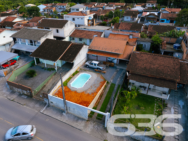 Descubra a realização de morar bem em Joinville-SC, no acolhedor bairro Paranaguamirim. Apresentamos a você uma residência térrea que esbanja conforto e bom gosto, projetada para aconchegar você e sua família.
Neste lar de 135m², a tranquilidade e a privacidade são garantidas por um terreno de 325,16m² com geometria regular e topografia plana, caracterizando um espaço ideal para quem deseja qualidade de vida. A fachada convida ao descanso, com um amplo quintal onde a simplicidade e a elegância se encontram.
A residência oferece três dormitórios confortáveis, acompanhados por móveis embutidos sob medida que harmonizam com cada espaço, trazendo praticidade e otimização ao dia a dia. Com duas garagens cobertas e três descobertas, o imóvel garante facilidade e segurança para você e sua família.
A sala de estar se apresenta como um convite ao descanso e ao encontro, com acabamentos de alta qualidade e uma atmosfera acolhedora. A cozinha é um retrato da funcionalidade, com armários planejados que otimizam o espaço, tornando cada momento uma experiência culinária agradável.
O lazer está garantido com uma área de festa com churrasqueira, integrando os melhores momentos em família e entre amigos, além de uma piscina convidativa para os dias de sol. O imóvel ainda conta com uma área de serviço prática, despensa, portão eletrônico, e está murado, oferecendo privacidade e segurança.
Reconhecida pela excelência técnico-jurídica, a 636 Negócios Imobiliários garante a mediação desse imóvel de forma ágil e segura. Estamos prontos para avaliar propostas de troca por outros imóveis, em bairros selecionados de Joinville, permitindo flexibilidade para atender suas necessidades.
Além disso, com localização privilegiada, o imóvel está próximo a vias de acesso, transporte público, escolas e serviços públicos essenciais, garantindo comodidade para o seu dia a dia.
Esta é uma oportunidade exclusiva de morar em um imóvel que reflete a excelência e a dedicação que são marcas da 636 Negócios Imobiliários. Com mais de 30 anos de experiência no mercado imobiliário, nossa equipe está pronta para lhe receber e oferecer o melhor atendimento. Viva essa experiência com a 636.
Venha conhecer e encante-se com o potencial deste lar onde cada detalhe foi pensado para proporcionar conforto e bem-estar. Só se constrói uma grande história com grandes escolhas – comece a sua aqui.
636 NEGÓCIOS IMOBILIÁRIOS: A SUA MELHOR ESCOLHA
Com mais de 30 anos de experiência, a 636 Negócios Imobiliários é sua parceira ideal para encontrar o imóvel perfeito. Estamos prontos para ajudá-lo a fazer deste imóvel o seu novo lar.
Telefone: (47) 3451-0636
WhatsApp: (47) 99190-0636
Não perca esta oportunidade única. Visite nosso site para mais informações: i636.com.br