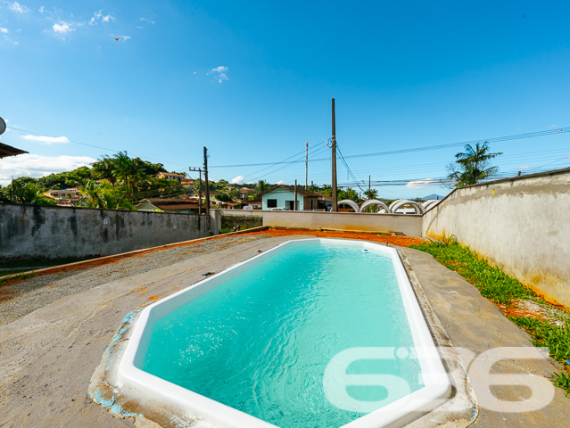 Descubra a realização de morar bem em Joinville-SC, no acolhedor bairro Paranaguamirim. Apresentamos a você uma residência térrea que esbanja conforto e bom gosto, projetada para aconchegar você e sua família.
Neste lar de 135m², a tranquilidade e a privacidade são garantidas por um terreno de 325,16m² com geometria regular e topografia plana, caracterizando um espaço ideal para quem deseja qualidade de vida. A fachada convida ao descanso, com um amplo quintal onde a simplicidade e a elegância se encontram.
A residência oferece três dormitórios confortáveis, acompanhados por móveis embutidos sob medida que harmonizam com cada espaço, trazendo praticidade e otimização ao dia a dia. Com duas garagens cobertas e três descobertas, o imóvel garante facilidade e segurança para você e sua família.
A sala de estar se apresenta como um convite ao descanso e ao encontro, com acabamentos de alta qualidade e uma atmosfera acolhedora. A cozinha é um retrato da funcionalidade, com armários planejados que otimizam o espaço, tornando cada momento uma experiência culinária agradável.
O lazer está garantido com uma área de festa com churrasqueira, integrando os melhores momentos em família e entre amigos, além de uma piscina convidativa para os dias de sol. O imóvel ainda conta com uma área de serviço prática, despensa, portão eletrônico, e está murado, oferecendo privacidade e segurança.
Reconhecida pela excelência técnico-jurídica, a 636 Negócios Imobiliários garante a mediação desse imóvel de forma ágil e segura. Estamos prontos para avaliar propostas de troca por outros imóveis, em bairros selecionados de Joinville, permitindo flexibilidade para atender suas necessidades.
Além disso, com localização privilegiada, o imóvel está próximo a vias de acesso, transporte público, escolas e serviços públicos essenciais, garantindo comodidade para o seu dia a dia.
Esta é uma oportunidade exclusiva de morar em um imóvel que reflete a excelência e a dedicação que são marcas da 636 Negócios Imobiliários. Com mais de 30 anos de experiência no mercado imobiliário, nossa equipe está pronta para lhe receber e oferecer o melhor atendimento. Viva essa experiência com a 636.
Venha conhecer e encante-se com o potencial deste lar onde cada detalhe foi pensado para proporcionar conforto e bem-estar. Só se constrói uma grande história com grandes escolhas – comece a sua aqui.
636 NEGÓCIOS IMOBILIÁRIOS: A SUA MELHOR ESCOLHA
Com mais de 30 anos de experiência, a 636 Negócios Imobiliários é sua parceira ideal para encontrar o imóvel perfeito. Estamos prontos para ajudá-lo a fazer deste imóvel o seu novo lar.
Telefone: (47) 3451-0636
WhatsApp: (47) 99190-0636
Não perca esta oportunidade única. Visite nosso site para mais informações: i636.com.br