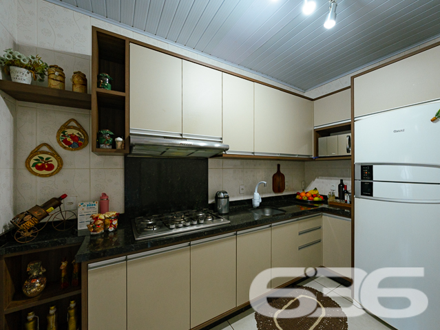 Descubra a realização de morar bem em Joinville-SC, no acolhedor bairro Paranaguamirim. Apresentamos a você uma residência térrea que esbanja conforto e bom gosto, projetada para aconchegar você e sua família.
Neste lar de 135m², a tranquilidade e a privacidade são garantidas por um terreno de 325,16m² com geometria regular e topografia plana, caracterizando um espaço ideal para quem deseja qualidade de vida. A fachada convida ao descanso, com um amplo quintal onde a simplicidade e a elegância se encontram.
A residência oferece três dormitórios confortáveis, acompanhados por móveis embutidos sob medida que harmonizam com cada espaço, trazendo praticidade e otimização ao dia a dia. Com duas garagens cobertas e três descobertas, o imóvel garante facilidade e segurança para você e sua família.
A sala de estar se apresenta como um convite ao descanso e ao encontro, com acabamentos de alta qualidade e uma atmosfera acolhedora. A cozinha é um retrato da funcionalidade, com armários planejados que otimizam o espaço, tornando cada momento uma experiência culinária agradável.
O lazer está garantido com uma área de festa com churrasqueira, integrando os melhores momentos em família e entre amigos, além de uma piscina convidativa para os dias de sol. O imóvel ainda conta com uma área de serviço prática, despensa, portão eletrônico, e está murado, oferecendo privacidade e segurança.
Reconhecida pela excelência técnico-jurídica, a 636 Negócios Imobiliários garante a mediação desse imóvel de forma ágil e segura. Estamos prontos para avaliar propostas de troca por outros imóveis, em bairros selecionados de Joinville, permitindo flexibilidade para atender suas necessidades.
Além disso, com localização privilegiada, o imóvel está próximo a vias de acesso, transporte público, escolas e serviços públicos essenciais, garantindo comodidade para o seu dia a dia.
Esta é uma oportunidade exclusiva de morar em um imóvel que reflete a excelência e a dedicação que são marcas da 636 Negócios Imobiliários. Com mais de 30 anos de experiência no mercado imobiliário, nossa equipe está pronta para lhe receber e oferecer o melhor atendimento. Viva essa experiência com a 636.
Venha conhecer e encante-se com o potencial deste lar onde cada detalhe foi pensado para proporcionar conforto e bem-estar. Só se constrói uma grande história com grandes escolhas – comece a sua aqui.
636 NEGÓCIOS IMOBILIÁRIOS: A SUA MELHOR ESCOLHA
Com mais de 30 anos de experiência, a 636 Negócios Imobiliários é sua parceira ideal para encontrar o imóvel perfeito. Estamos prontos para ajudá-lo a fazer deste imóvel o seu novo lar.
Telefone: (47) 3451-0636
WhatsApp: (47) 99190-0636
Não perca esta oportunidade única. Visite nosso site para mais informações: i636.com.br