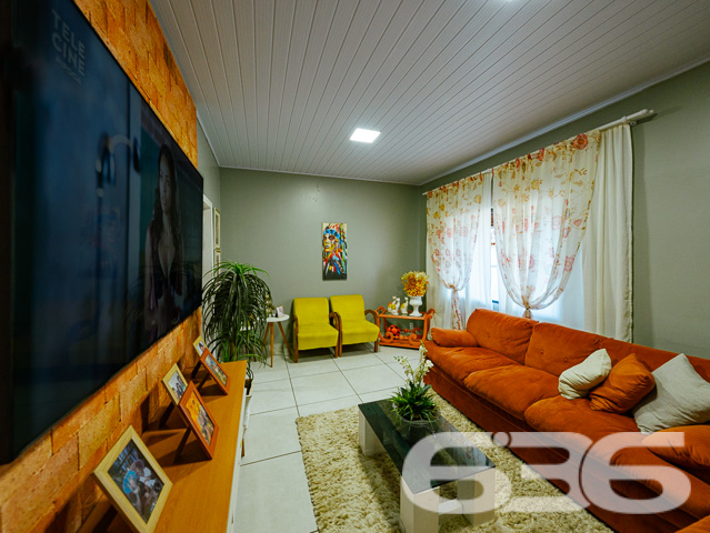 Descubra a realização de morar bem em Joinville-SC, no acolhedor bairro Paranaguamirim. Apresentamos a você uma residência térrea que esbanja conforto e bom gosto, projetada para aconchegar você e sua família.
Neste lar de 135m², a tranquilidade e a privacidade são garantidas por um terreno de 325,16m² com geometria regular e topografia plana, caracterizando um espaço ideal para quem deseja qualidade de vida. A fachada convida ao descanso, com um amplo quintal onde a simplicidade e a elegância se encontram.
A residência oferece três dormitórios confortáveis, acompanhados por móveis embutidos sob medida que harmonizam com cada espaço, trazendo praticidade e otimização ao dia a dia. Com duas garagens cobertas e três descobertas, o imóvel garante facilidade e segurança para você e sua família.
A sala de estar se apresenta como um convite ao descanso e ao encontro, com acabamentos de alta qualidade e uma atmosfera acolhedora. A cozinha é um retrato da funcionalidade, com armários planejados que otimizam o espaço, tornando cada momento uma experiência culinária agradável.
O lazer está garantido com uma área de festa com churrasqueira, integrando os melhores momentos em família e entre amigos, além de uma piscina convidativa para os dias de sol. O imóvel ainda conta com uma área de serviço prática, despensa, portão eletrônico, e está murado, oferecendo privacidade e segurança.
Reconhecida pela excelência técnico-jurídica, a 636 Negócios Imobiliários garante a mediação desse imóvel de forma ágil e segura. Estamos prontos para avaliar propostas de troca por outros imóveis, em bairros selecionados de Joinville, permitindo flexibilidade para atender suas necessidades.
Além disso, com localização privilegiada, o imóvel está próximo a vias de acesso, transporte público, escolas e serviços públicos essenciais, garantindo comodidade para o seu dia a dia.
Esta é uma oportunidade exclusiva de morar em um imóvel que reflete a excelência e a dedicação que são marcas da 636 Negócios Imobiliários. Com mais de 30 anos de experiência no mercado imobiliário, nossa equipe está pronta para lhe receber e oferecer o melhor atendimento. Viva essa experiência com a 636.
Venha conhecer e encante-se com o potencial deste lar onde cada detalhe foi pensado para proporcionar conforto e bem-estar. Só se constrói uma grande história com grandes escolhas – comece a sua aqui.
636 NEGÓCIOS IMOBILIÁRIOS: A SUA MELHOR ESCOLHA
Com mais de 30 anos de experiência, a 636 Negócios Imobiliários é sua parceira ideal para encontrar o imóvel perfeito. Estamos prontos para ajudá-lo a fazer deste imóvel o seu novo lar.
Telefone: (47) 3451-0636
WhatsApp: (47) 99190-0636
Não perca esta oportunidade única. Visite nosso site para mais informações: i636.com.br