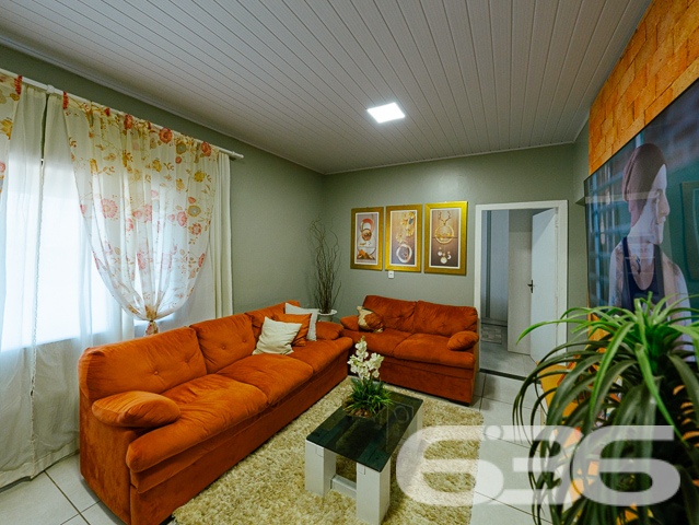 Descubra a realização de morar bem em Joinville-SC, no acolhedor bairro Paranaguamirim. Apresentamos a você uma residência térrea que esbanja conforto e bom gosto, projetada para aconchegar você e sua família.
Neste lar de 135m², a tranquilidade e a privacidade são garantidas por um terreno de 325,16m² com geometria regular e topografia plana, caracterizando um espaço ideal para quem deseja qualidade de vida. A fachada convida ao descanso, com um amplo quintal onde a simplicidade e a elegância se encontram.
A residência oferece três dormitórios confortáveis, acompanhados por móveis embutidos sob medida que harmonizam com cada espaço, trazendo praticidade e otimização ao dia a dia. Com duas garagens cobertas e três descobertas, o imóvel garante facilidade e segurança para você e sua família.
A sala de estar se apresenta como um convite ao descanso e ao encontro, com acabamentos de alta qualidade e uma atmosfera acolhedora. A cozinha é um retrato da funcionalidade, com armários planejados que otimizam o espaço, tornando cada momento uma experiência culinária agradável.
O lazer está garantido com uma área de festa com churrasqueira, integrando os melhores momentos em família e entre amigos, além de uma piscina convidativa para os dias de sol. O imóvel ainda conta com uma área de serviço prática, despensa, portão eletrônico, e está murado, oferecendo privacidade e segurança.
Reconhecida pela excelência técnico-jurídica, a 636 Negócios Imobiliários garante a mediação desse imóvel de forma ágil e segura. Estamos prontos para avaliar propostas de troca por outros imóveis, em bairros selecionados de Joinville, permitindo flexibilidade para atender suas necessidades.
Além disso, com localização privilegiada, o imóvel está próximo a vias de acesso, transporte público, escolas e serviços públicos essenciais, garantindo comodidade para o seu dia a dia.
Esta é uma oportunidade exclusiva de morar em um imóvel que reflete a excelência e a dedicação que são marcas da 636 Negócios Imobiliários. Com mais de 30 anos de experiência no mercado imobiliário, nossa equipe está pronta para lhe receber e oferecer o melhor atendimento. Viva essa experiência com a 636.
Venha conhecer e encante-se com o potencial deste lar onde cada detalhe foi pensado para proporcionar conforto e bem-estar. Só se constrói uma grande história com grandes escolhas – comece a sua aqui.
636 NEGÓCIOS IMOBILIÁRIOS: A SUA MELHOR ESCOLHA
Com mais de 30 anos de experiência, a 636 Negócios Imobiliários é sua parceira ideal para encontrar o imóvel perfeito. Estamos prontos para ajudá-lo a fazer deste imóvel o seu novo lar.
Telefone: (47) 3451-0636
WhatsApp: (47) 99190-0636
Não perca esta oportunidade única. Visite nosso site para mais informações: i636.com.br