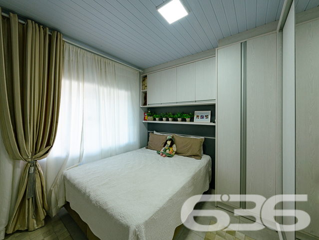 Descubra a realização de morar bem em Joinville-SC, no acolhedor bairro Paranaguamirim. Apresentamos a você uma residência térrea que esbanja conforto e bom gosto, projetada para aconchegar você e sua família.
Neste lar de 135m², a tranquilidade e a privacidade são garantidas por um terreno de 325,16m² com geometria regular e topografia plana, caracterizando um espaço ideal para quem deseja qualidade de vida. A fachada convida ao descanso, com um amplo quintal onde a simplicidade e a elegância se encontram.
A residência oferece três dormitórios confortáveis, acompanhados por móveis embutidos sob medida que harmonizam com cada espaço, trazendo praticidade e otimização ao dia a dia. Com duas garagens cobertas e três descobertas, o imóvel garante facilidade e segurança para você e sua família.
A sala de estar se apresenta como um convite ao descanso e ao encontro, com acabamentos de alta qualidade e uma atmosfera acolhedora. A cozinha é um retrato da funcionalidade, com armários planejados que otimizam o espaço, tornando cada momento uma experiência culinária agradável.
O lazer está garantido com uma área de festa com churrasqueira, integrando os melhores momentos em família e entre amigos, além de uma piscina convidativa para os dias de sol. O imóvel ainda conta com uma área de serviço prática, despensa, portão eletrônico, e está murado, oferecendo privacidade e segurança.
Reconhecida pela excelência técnico-jurídica, a 636 Negócios Imobiliários garante a mediação desse imóvel de forma ágil e segura. Estamos prontos para avaliar propostas de troca por outros imóveis, em bairros selecionados de Joinville, permitindo flexibilidade para atender suas necessidades.
Além disso, com localização privilegiada, o imóvel está próximo a vias de acesso, transporte público, escolas e serviços públicos essenciais, garantindo comodidade para o seu dia a dia.
Esta é uma oportunidade exclusiva de morar em um imóvel que reflete a excelência e a dedicação que são marcas da 636 Negócios Imobiliários. Com mais de 30 anos de experiência no mercado imobiliário, nossa equipe está pronta para lhe receber e oferecer o melhor atendimento. Viva essa experiência com a 636.
Venha conhecer e encante-se com o potencial deste lar onde cada detalhe foi pensado para proporcionar conforto e bem-estar. Só se constrói uma grande história com grandes escolhas – comece a sua aqui.
636 NEGÓCIOS IMOBILIÁRIOS: A SUA MELHOR ESCOLHA
Com mais de 30 anos de experiência, a 636 Negócios Imobiliários é sua parceira ideal para encontrar o imóvel perfeito. Estamos prontos para ajudá-lo a fazer deste imóvel o seu novo lar.
Telefone: (47) 3451-0636
WhatsApp: (47) 99190-0636
Não perca esta oportunidade única. Visite nosso site para mais informações: i636.com.br