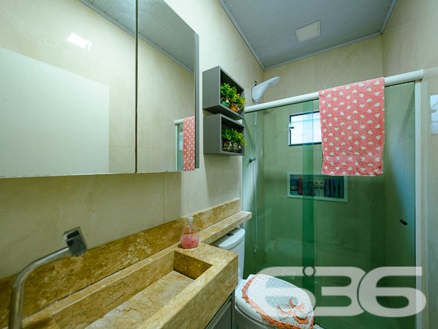 Descubra a realização de morar bem em Joinville-SC, no acolhedor bairro Paranaguamirim. Apresentamos a você uma residência térrea que esbanja conforto e bom gosto, projetada para aconchegar você e sua família.
Neste lar de 135m², a tranquilidade e a privacidade são garantidas por um terreno de 325,16m² com geometria regular e topografia plana, caracterizando um espaço ideal para quem deseja qualidade de vida. A fachada convida ao descanso, com um amplo quintal onde a simplicidade e a elegância se encontram.
A residência oferece três dormitórios confortáveis, acompanhados por móveis embutidos sob medida que harmonizam com cada espaço, trazendo praticidade e otimização ao dia a dia. Com duas garagens cobertas e três descobertas, o imóvel garante facilidade e segurança para você e sua família.
A sala de estar se apresenta como um convite ao descanso e ao encontro, com acabamentos de alta qualidade e uma atmosfera acolhedora. A cozinha é um retrato da funcionalidade, com armários planejados que otimizam o espaço, tornando cada momento uma experiência culinária agradável.
O lazer está garantido com uma área de festa com churrasqueira, integrando os melhores momentos em família e entre amigos, além de uma piscina convidativa para os dias de sol. O imóvel ainda conta com uma área de serviço prática, despensa, portão eletrônico, e está murado, oferecendo privacidade e segurança.
Reconhecida pela excelência técnico-jurídica, a 636 Negócios Imobiliários garante a mediação desse imóvel de forma ágil e segura. Estamos prontos para avaliar propostas de troca por outros imóveis, em bairros selecionados de Joinville, permitindo flexibilidade para atender suas necessidades.
Além disso, com localização privilegiada, o imóvel está próximo a vias de acesso, transporte público, escolas e serviços públicos essenciais, garantindo comodidade para o seu dia a dia.
Esta é uma oportunidade exclusiva de morar em um imóvel que reflete a excelência e a dedicação que são marcas da 636 Negócios Imobiliários. Com mais de 30 anos de experiência no mercado imobiliário, nossa equipe está pronta para lhe receber e oferecer o melhor atendimento. Viva essa experiência com a 636.
Venha conhecer e encante-se com o potencial deste lar onde cada detalhe foi pensado para proporcionar conforto e bem-estar. Só se constrói uma grande história com grandes escolhas – comece a sua aqui.
636 NEGÓCIOS IMOBILIÁRIOS: A SUA MELHOR ESCOLHA
Com mais de 30 anos de experiência, a 636 Negócios Imobiliários é sua parceira ideal para encontrar o imóvel perfeito. Estamos prontos para ajudá-lo a fazer deste imóvel o seu novo lar.
Telefone: (47) 3451-0636
WhatsApp: (47) 99190-0636
Não perca esta oportunidade única. Visite nosso site para mais informações: i636.com.br