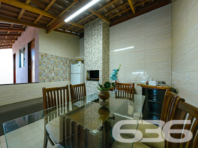 Descubra a realização de morar bem em Joinville-SC, no acolhedor bairro Paranaguamirim. Apresentamos a você uma residência térrea que esbanja conforto e bom gosto, projetada para aconchegar você e sua família.
Neste lar de 135m², a tranquilidade e a privacidade são garantidas por um terreno de 325,16m² com geometria regular e topografia plana, caracterizando um espaço ideal para quem deseja qualidade de vida. A fachada convida ao descanso, com um amplo quintal onde a simplicidade e a elegância se encontram.
A residência oferece três dormitórios confortáveis, acompanhados por móveis embutidos sob medida que harmonizam com cada espaço, trazendo praticidade e otimização ao dia a dia. Com duas garagens cobertas e três descobertas, o imóvel garante facilidade e segurança para você e sua família.
A sala de estar se apresenta como um convite ao descanso e ao encontro, com acabamentos de alta qualidade e uma atmosfera acolhedora. A cozinha é um retrato da funcionalidade, com armários planejados que otimizam o espaço, tornando cada momento uma experiência culinária agradável.
O lazer está garantido com uma área de festa com churrasqueira, integrando os melhores momentos em família e entre amigos, além de uma piscina convidativa para os dias de sol. O imóvel ainda conta com uma área de serviço prática, despensa, portão eletrônico, e está murado, oferecendo privacidade e segurança.
Reconhecida pela excelência técnico-jurídica, a 636 Negócios Imobiliários garante a mediação desse imóvel de forma ágil e segura. Estamos prontos para avaliar propostas de troca por outros imóveis, em bairros selecionados de Joinville, permitindo flexibilidade para atender suas necessidades.
Além disso, com localização privilegiada, o imóvel está próximo a vias de acesso, transporte público, escolas e serviços públicos essenciais, garantindo comodidade para o seu dia a dia.
Esta é uma oportunidade exclusiva de morar em um imóvel que reflete a excelência e a dedicação que são marcas da 636 Negócios Imobiliários. Com mais de 30 anos de experiência no mercado imobiliário, nossa equipe está pronta para lhe receber e oferecer o melhor atendimento. Viva essa experiência com a 636.
Venha conhecer e encante-se com o potencial deste lar onde cada detalhe foi pensado para proporcionar conforto e bem-estar. Só se constrói uma grande história com grandes escolhas – comece a sua aqui.
636 NEGÓCIOS IMOBILIÁRIOS: A SUA MELHOR ESCOLHA
Com mais de 30 anos de experiência, a 636 Negócios Imobiliários é sua parceira ideal para encontrar o imóvel perfeito. Estamos prontos para ajudá-lo a fazer deste imóvel o seu novo lar.
Telefone: (47) 3451-0636
WhatsApp: (47) 99190-0636
Não perca esta oportunidade única. Visite nosso site para mais informações: i636.com.br