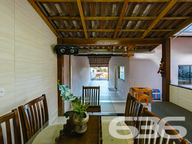 Descubra a realização de morar bem em Joinville-SC, no acolhedor bairro Paranaguamirim. Apresentamos a você uma residência térrea que esbanja conforto e bom gosto, projetada para aconchegar você e sua família.
Neste lar de 135m², a tranquilidade e a privacidade são garantidas por um terreno de 325,16m² com geometria regular e topografia plana, caracterizando um espaço ideal para quem deseja qualidade de vida. A fachada convida ao descanso, com um amplo quintal onde a simplicidade e a elegância se encontram.
A residência oferece três dormitórios confortáveis, acompanhados por móveis embutidos sob medida que harmonizam com cada espaço, trazendo praticidade e otimização ao dia a dia. Com duas garagens cobertas e três descobertas, o imóvel garante facilidade e segurança para você e sua família.
A sala de estar se apresenta como um convite ao descanso e ao encontro, com acabamentos de alta qualidade e uma atmosfera acolhedora. A cozinha é um retrato da funcionalidade, com armários planejados que otimizam o espaço, tornando cada momento uma experiência culinária agradável.
O lazer está garantido com uma área de festa com churrasqueira, integrando os melhores momentos em família e entre amigos, além de uma piscina convidativa para os dias de sol. O imóvel ainda conta com uma área de serviço prática, despensa, portão eletrônico, e está murado, oferecendo privacidade e segurança.
Reconhecida pela excelência técnico-jurídica, a 636 Negócios Imobiliários garante a mediação desse imóvel de forma ágil e segura. Estamos prontos para avaliar propostas de troca por outros imóveis, em bairros selecionados de Joinville, permitindo flexibilidade para atender suas necessidades.
Além disso, com localização privilegiada, o imóvel está próximo a vias de acesso, transporte público, escolas e serviços públicos essenciais, garantindo comodidade para o seu dia a dia.
Esta é uma oportunidade exclusiva de morar em um imóvel que reflete a excelência e a dedicação que são marcas da 636 Negócios Imobiliários. Com mais de 30 anos de experiência no mercado imobiliário, nossa equipe está pronta para lhe receber e oferecer o melhor atendimento. Viva essa experiência com a 636.
Venha conhecer e encante-se com o potencial deste lar onde cada detalhe foi pensado para proporcionar conforto e bem-estar. Só se constrói uma grande história com grandes escolhas – comece a sua aqui.
636 NEGÓCIOS IMOBILIÁRIOS: A SUA MELHOR ESCOLHA
Com mais de 30 anos de experiência, a 636 Negócios Imobiliários é sua parceira ideal para encontrar o imóvel perfeito. Estamos prontos para ajudá-lo a fazer deste imóvel o seu novo lar.
Telefone: (47) 3451-0636
WhatsApp: (47) 99190-0636
Não perca esta oportunidade única. Visite nosso site para mais informações: i636.com.br