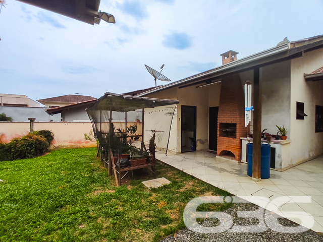IMÓVEL ACONCHEGANTE COM AMPLO QUINTAL NO BOEHMERWALD!

Descubra o charme desta casa simples, mas acolhedora, situada no bairro Boehmerwald. Com um terreno de 390m² e uma área construída de 68m², esta propriedade oferece um amplo quintal, perfeito para quem valoriza espaço ao ar livre e a possibilidade de personalização.

Espaço e Conforto para Toda a Família

A casa conta com 2 dormitórios aconchegantes, uma sala de estar convidativa, cozinha prática e um banheiro. Além disso, dispõe de garagem coberta e descoberta, oferecendo comodidade para toda a família. O terreno murado garante privacidade e segurança, e o amplo quintal é ideal para quem tem animais de estimação ou sonha com um jardim.

Localização Privilegiada no Boehmerwald

Localizada no bairro Boehmerwald, esta casa está próxima de vias de acesso, transporte público, escolas e serviços essenciais, combinando tranquilidade com a conveniência de estar perto de tudo que você e sua família precisam.

636 Negócios Imobiliários: Mais de 30 Anos de Excelência no Mercado Imobiliário

Na 636 Negócios Imobiliários, entendemos que cada imóvel é único e cada cliente tem suas próprias necessidades. Com mais de 30 anos de experiência, oferecemos um serviço personalizado e de alta qualidade para ajudá-lo a encontrar o lar dos seus sonhos.

Para mais informações sobre esta casa no Boehmerwald, entre em contato pelo telefone (47) 3451-0636 ou WhatsApp (47) 99190-0636. Estamos prontos para atendê-lo!