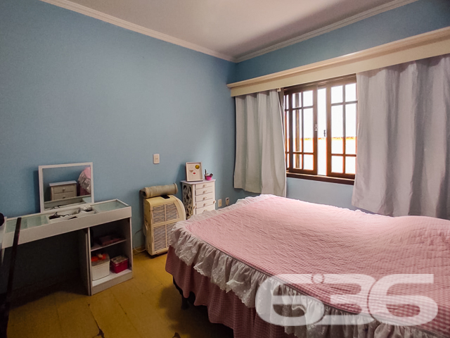 IMÓVEL ACONCHEGANTE COM AMPLO QUINTAL NO BOEHMERWALD!

Descubra o charme desta casa simples, mas acolhedora, situada no bairro Boehmerwald. Com um terreno de 390m² e uma área construída de 68m², esta propriedade oferece um amplo quintal, perfeito para quem valoriza espaço ao ar livre e a possibilidade de personalização.

Espaço e Conforto para Toda a Família

A casa conta com 2 dormitórios aconchegantes, uma sala de estar convidativa, cozinha prática e um banheiro. Além disso, dispõe de garagem coberta e descoberta, oferecendo comodidade para toda a família. O terreno murado garante privacidade e segurança, e o amplo quintal é ideal para quem tem animais de estimação ou sonha com um jardim.

Localização Privilegiada no Boehmerwald

Localizada no bairro Boehmerwald, esta casa está próxima de vias de acesso, transporte público, escolas e serviços essenciais, combinando tranquilidade com a conveniência de estar perto de tudo que você e sua família precisam.

636 Negócios Imobiliários: Mais de 30 Anos de Excelência no Mercado Imobiliário

Na 636 Negócios Imobiliários, entendemos que cada imóvel é único e cada cliente tem suas próprias necessidades. Com mais de 30 anos de experiência, oferecemos um serviço personalizado e de alta qualidade para ajudá-lo a encontrar o lar dos seus sonhos.

Para mais informações sobre esta casa no Boehmerwald, entre em contato pelo telefone (47) 3451-0636 ou WhatsApp (47) 99190-0636. Estamos prontos para atendê-lo!